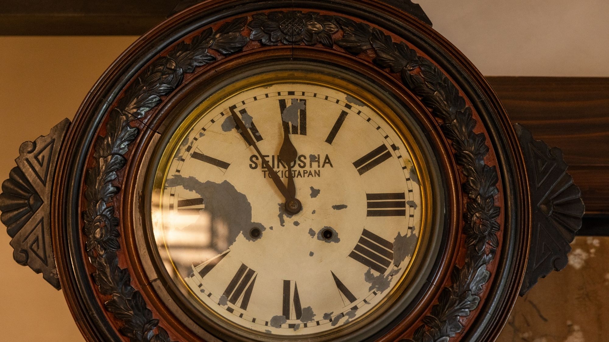 １００年前の古時計。今なお現役で時を刻み続けています。