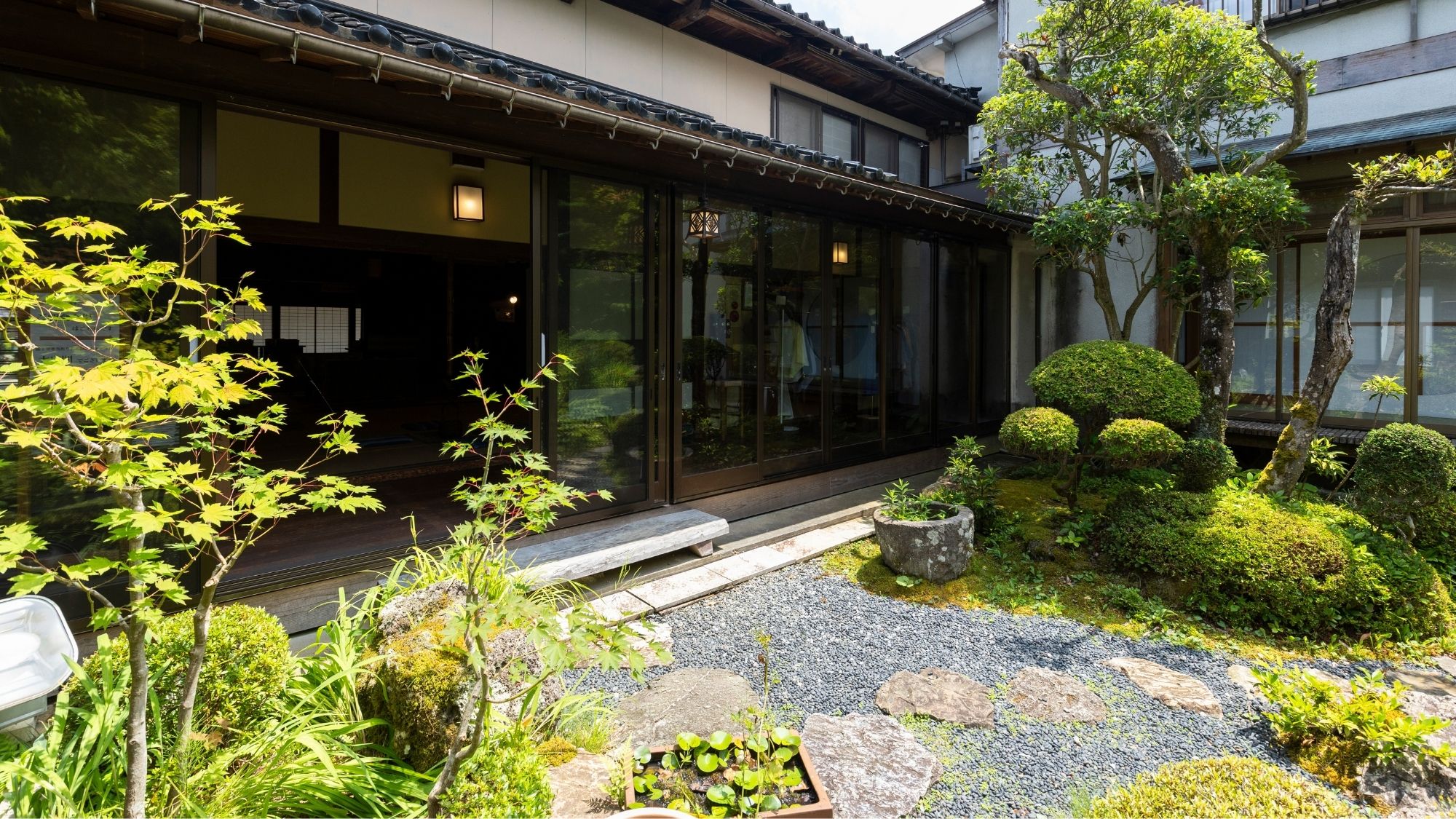 *【中庭】建物、お部屋、庭園の全てが美しい和の空間です。