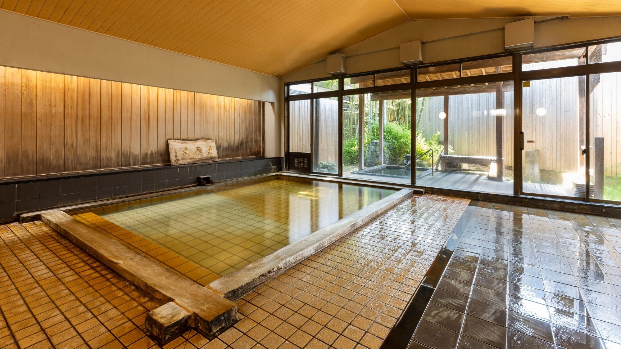 殿方用大浴場「翁（おきな）の湯」体の芯から温まります。（天然温泉・循環ろ過）