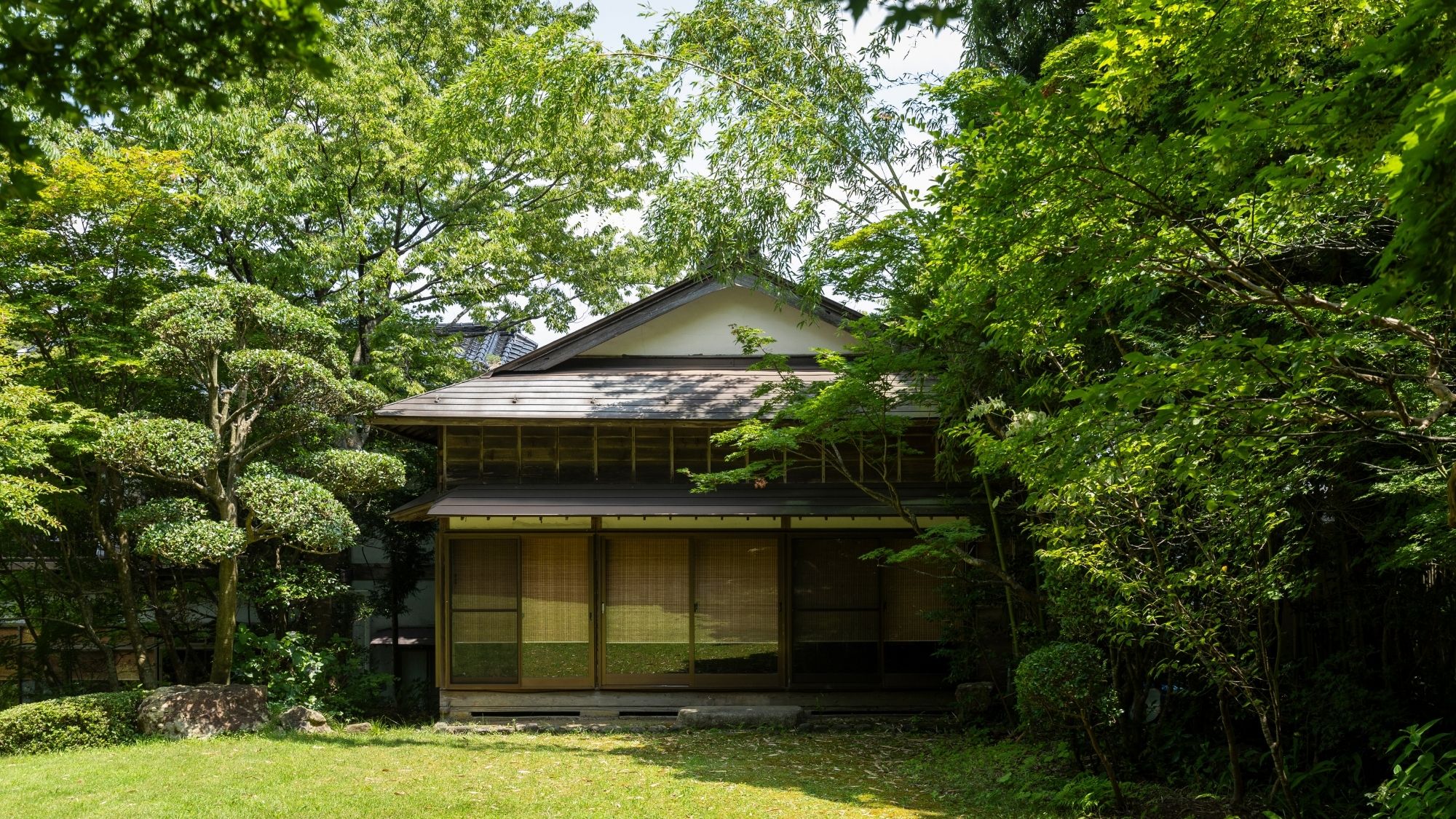 *【中庭】建物、お部屋、庭園の全てが美しい和の空間です。