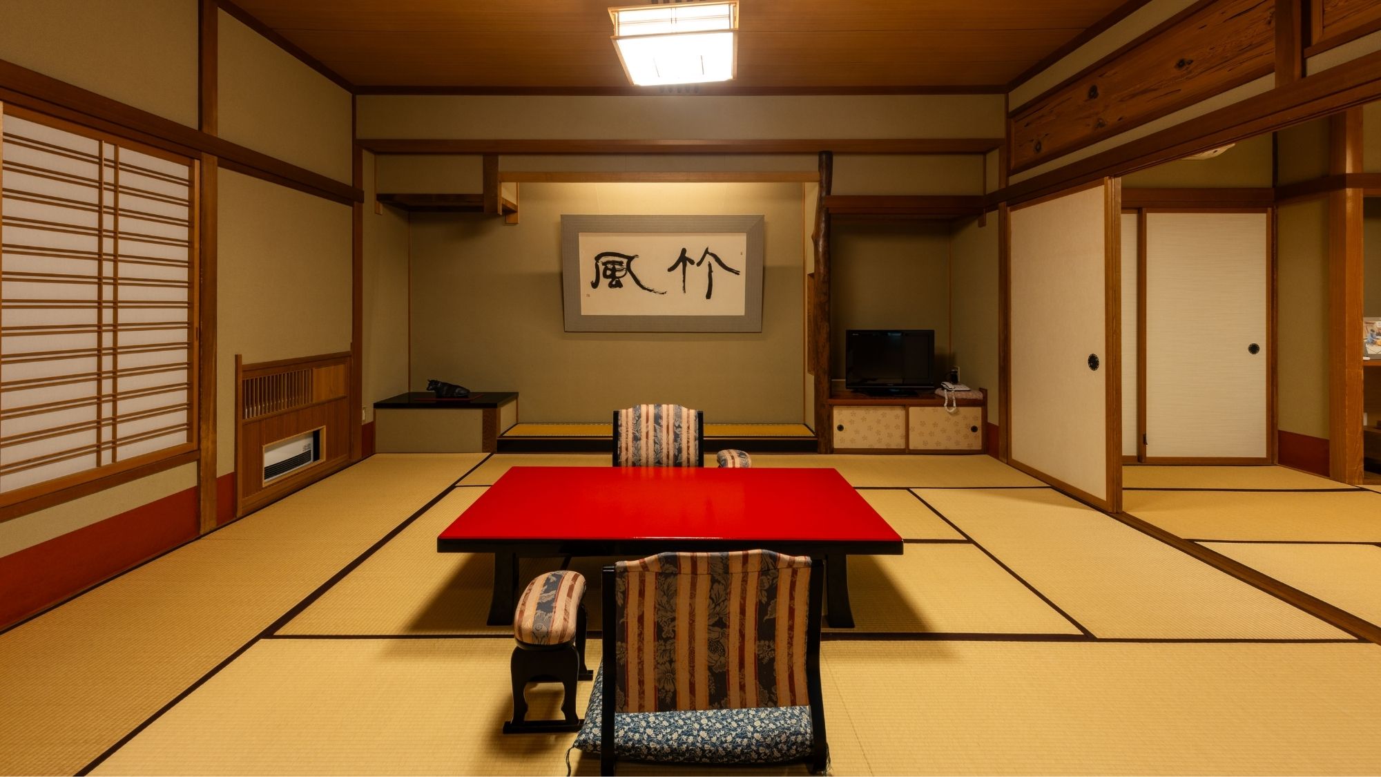 対局の間：特別室「常磐」源泉かけ流し内風呂・露天風呂がついております。