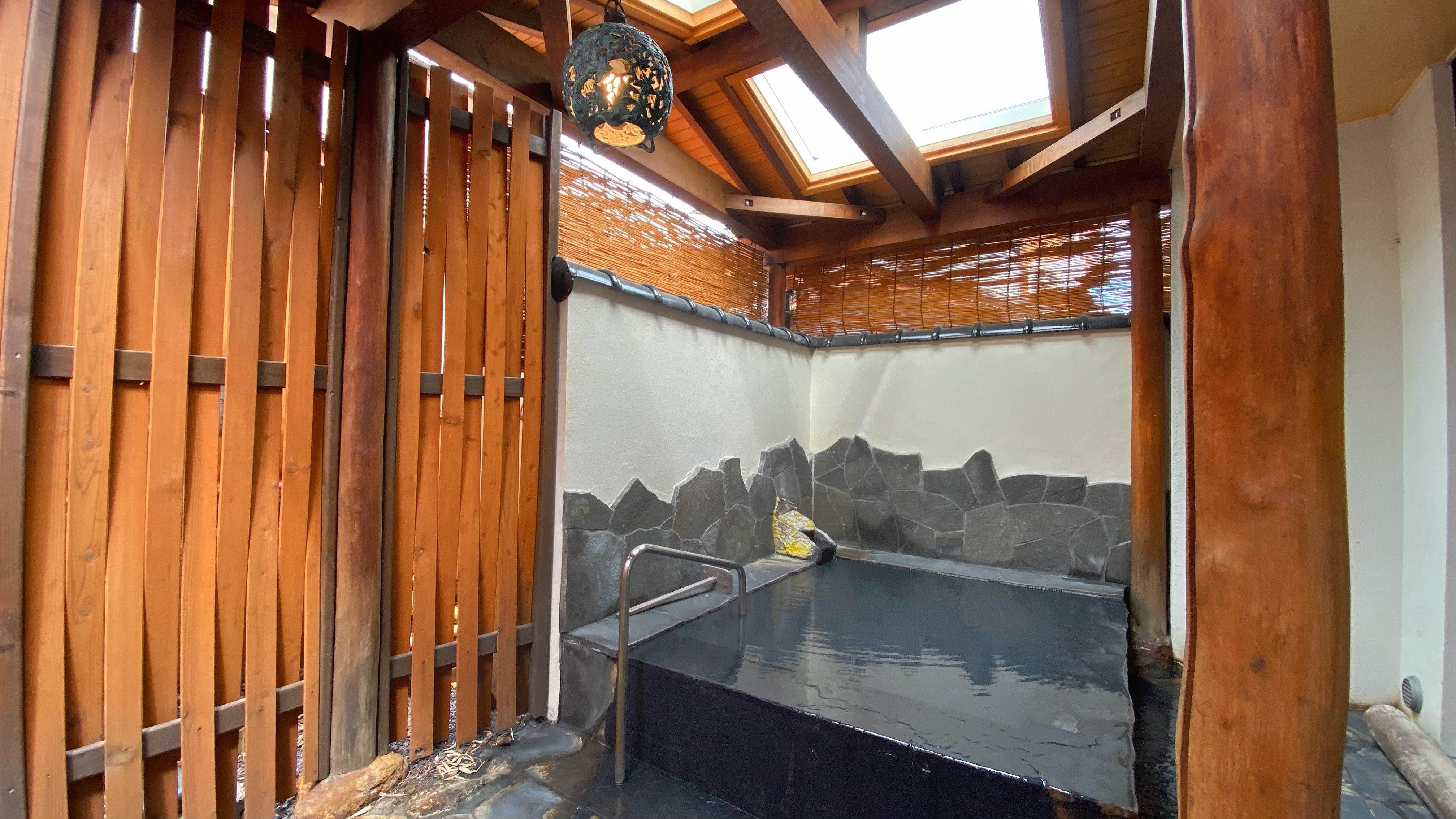源泉かけ流し露天風呂「星見の湯」大浴場「竹生の湯」に併設されています。