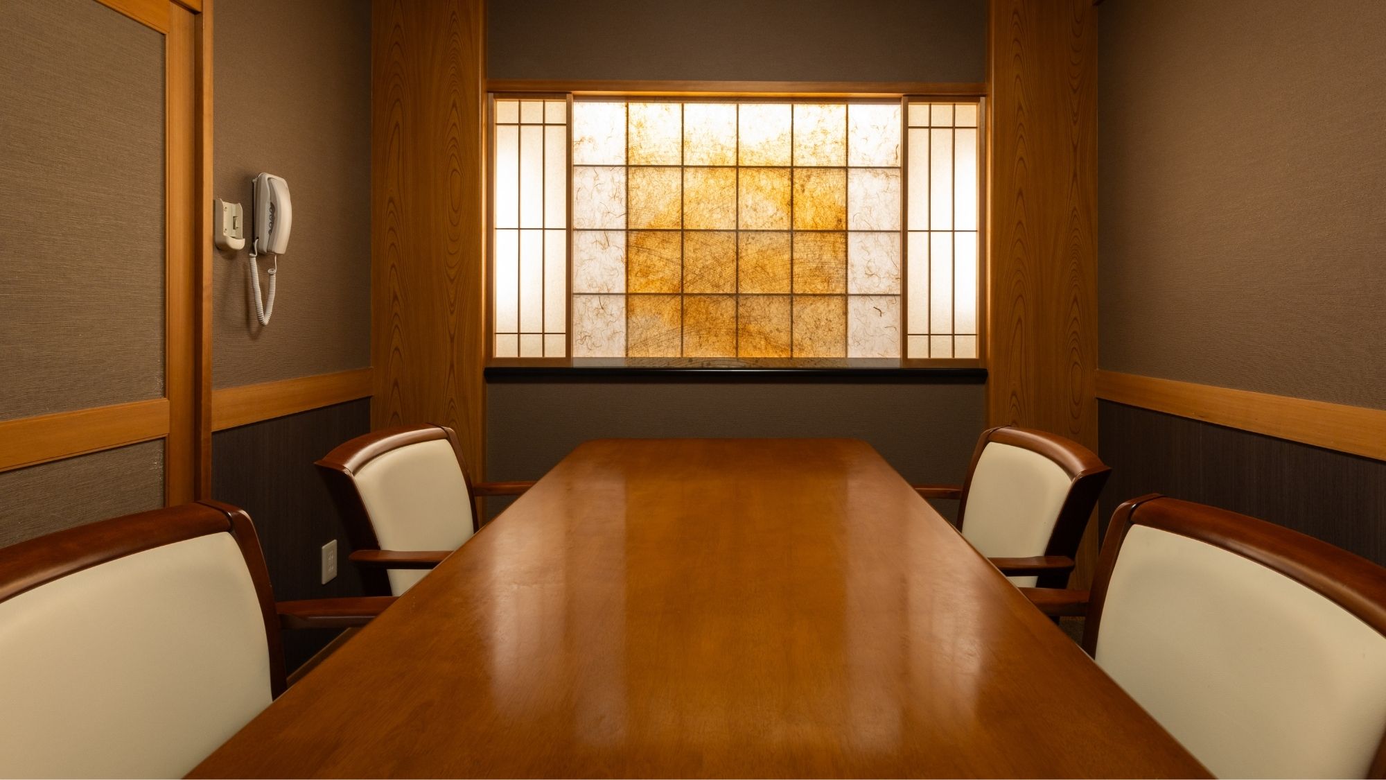 棋聖戦で対局者が泊まられた【紫苑（しおん）】露天風呂とダイニングルームがついたお部屋です。