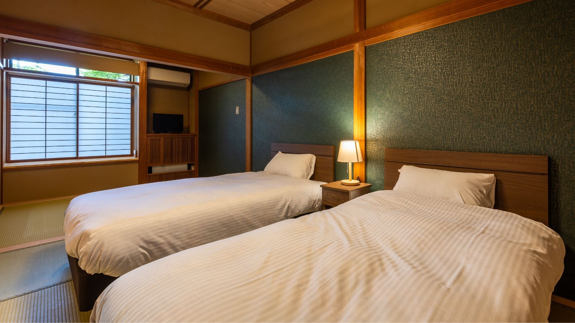 寛ぎの間「橘（たちばな）」10畳＋9畳あり、ゆったりとお過ごしいただけます。源泉かけ流し半露天風呂付