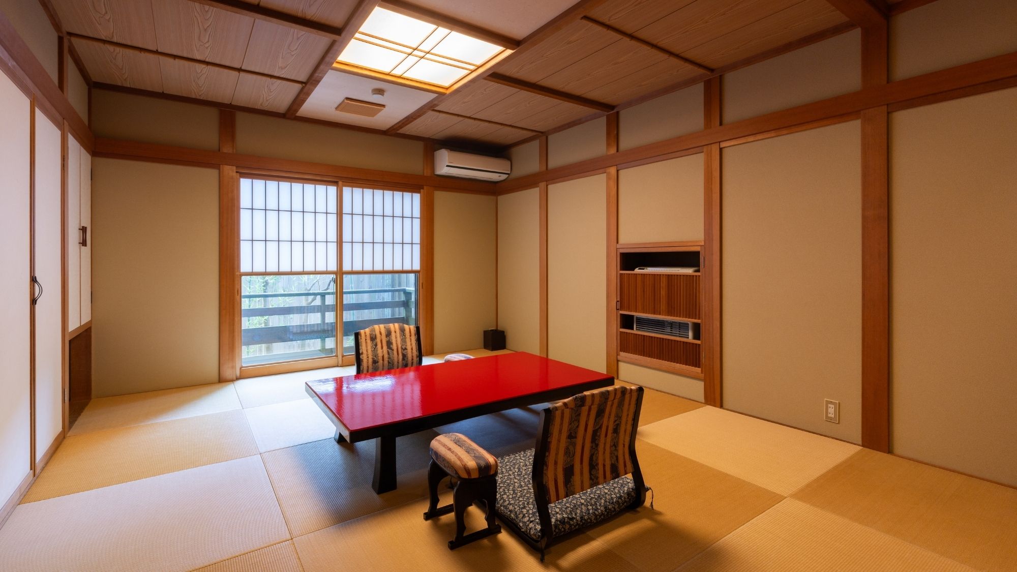 棋聖戦で対局者が泊まられた【紫苑（しおん）】露天風呂とダイニングルームがついたお部屋です。