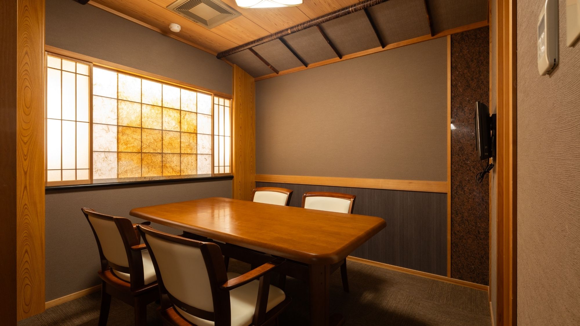 棋聖戦で対局者が泊まられた【紫苑（しおん）】露天風呂とダイニングルームがついたお部屋です。