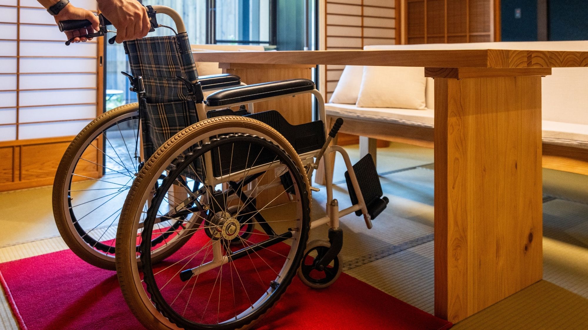 寛ぎの間「橘（たちばな）」10畳＋9畳あり、ゆったりとお過ごしいただけます。源泉かけ流し半露天風呂付