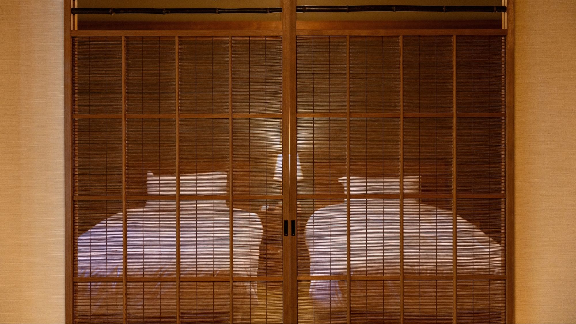 寛ぎの間「橘（たちばな）」10畳＋9畳あり、ゆったりとお過ごしいただけます。源泉かけ流し半露天風呂付
