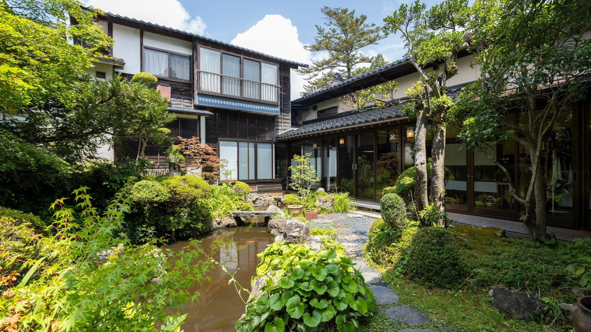 *【中庭】建物、お部屋、庭園の全てが美しい和の空間です。