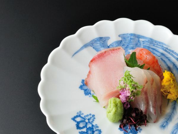 日本料理で長年腕を磨いた板長がさばく当日仕入れた新鮮な魚のお造りは絶品です
