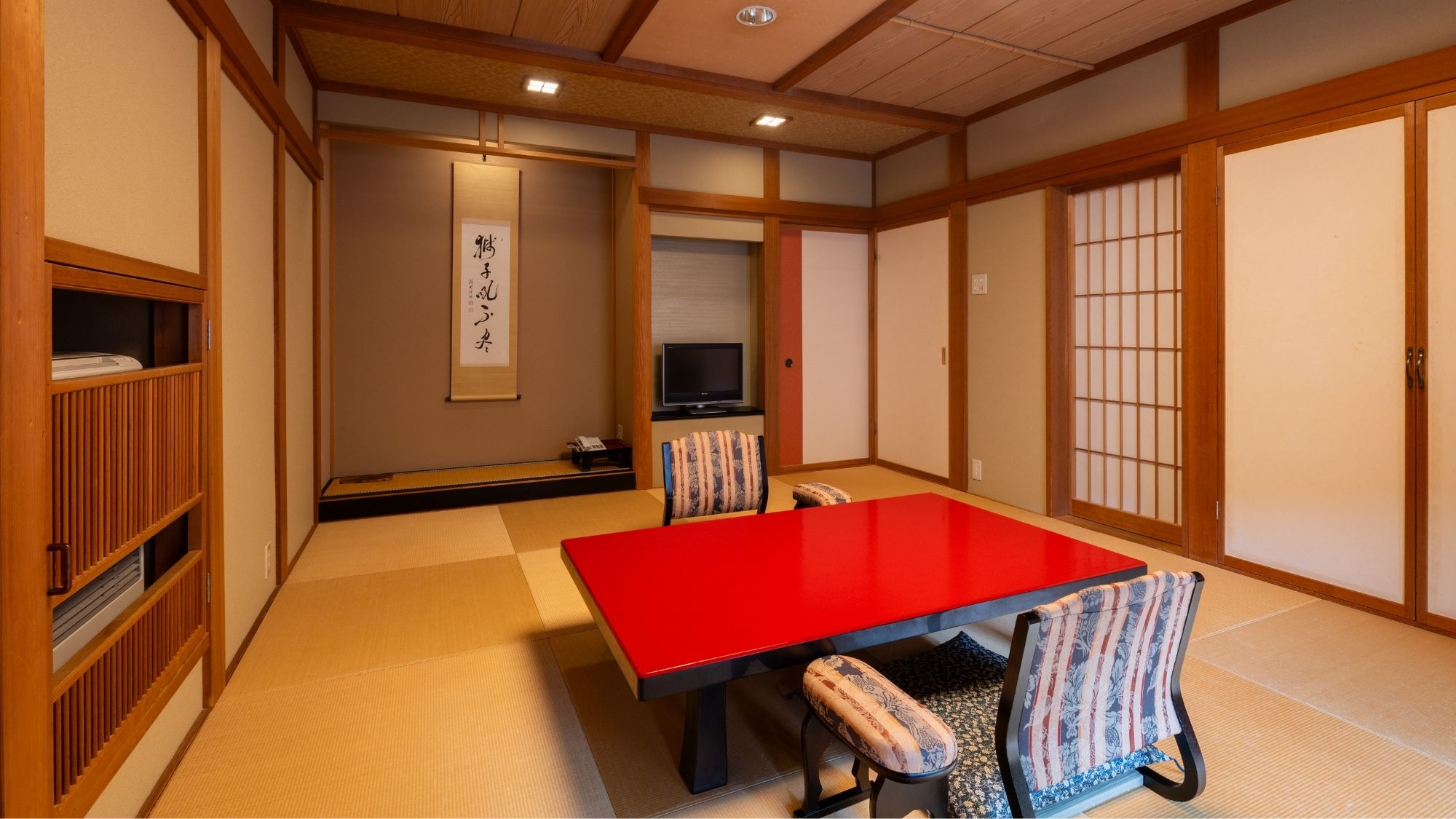 棋聖戦で対局者が泊まられた【紫苑（しおん）】露天風呂とダイニングルームがついたお部屋です。