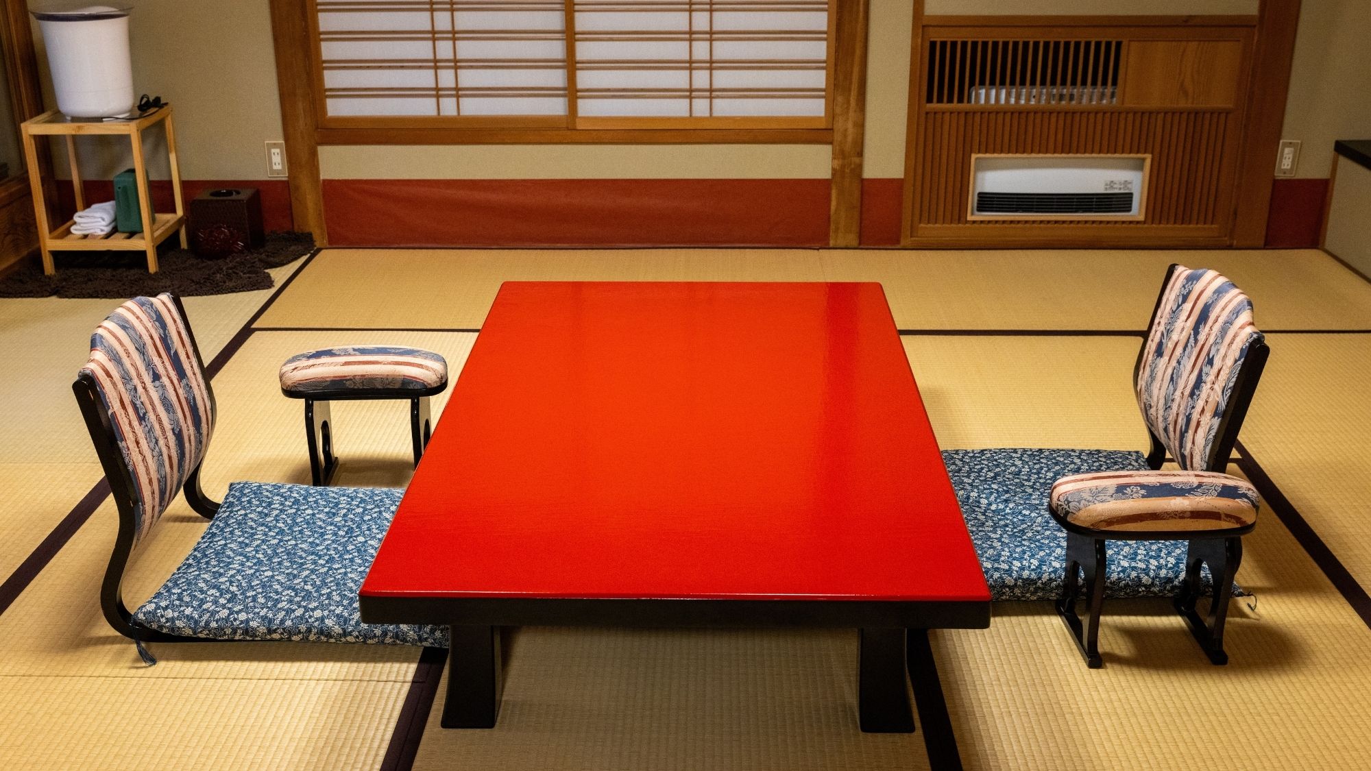 対局の間：特別室「常磐」源泉かけ流し内風呂・露天風呂がついております。