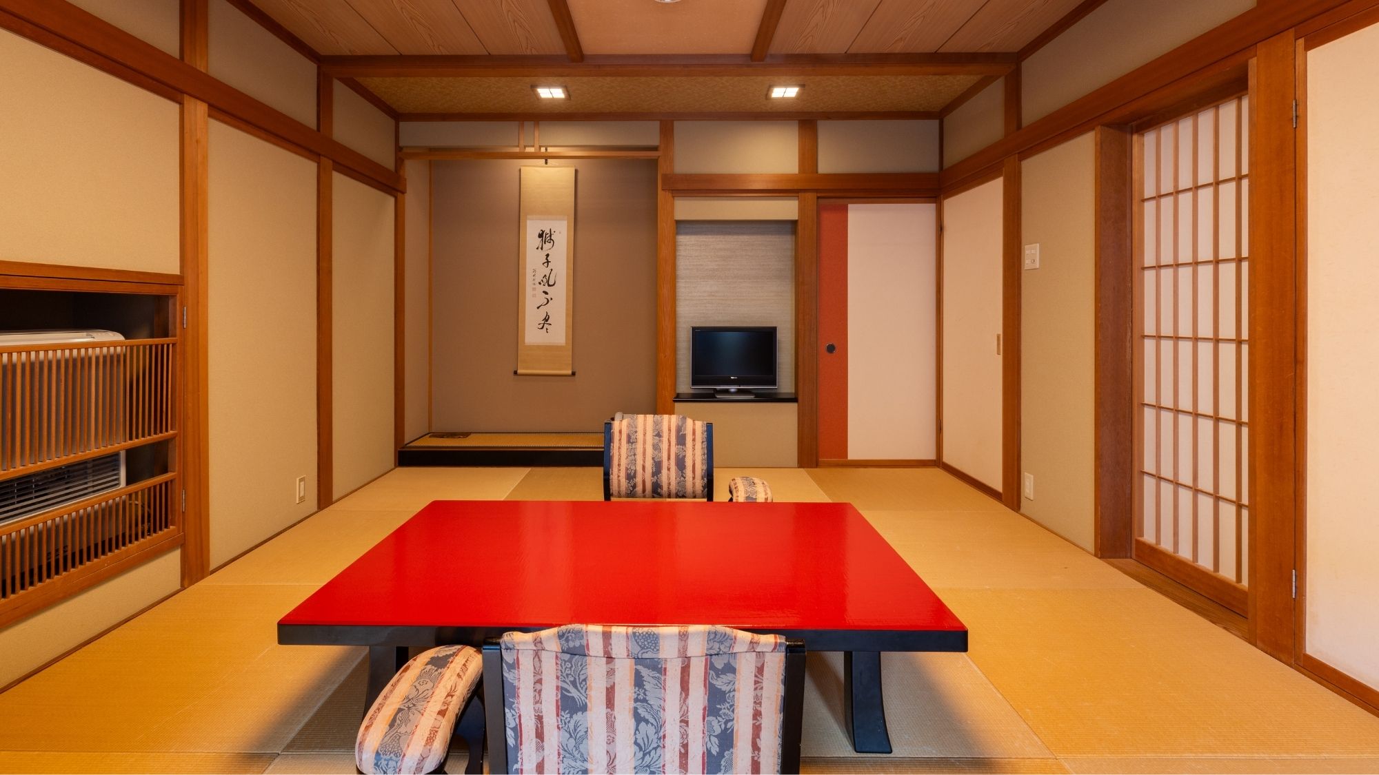 棋聖戦で対局者が泊まられた【紫苑（しおん）】露天風呂とダイニングルームがついたお部屋です。