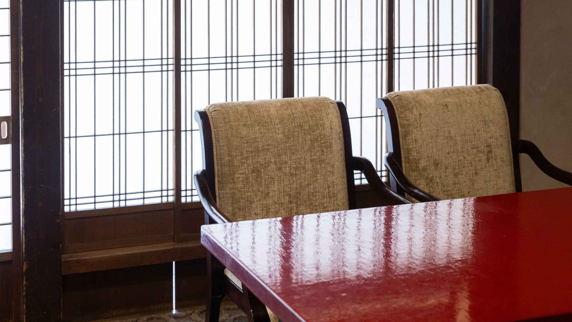 明治時代の「北陸巡幸」の際、御小休に使用された歴史のあるお部屋。ロビーに繋がっています。