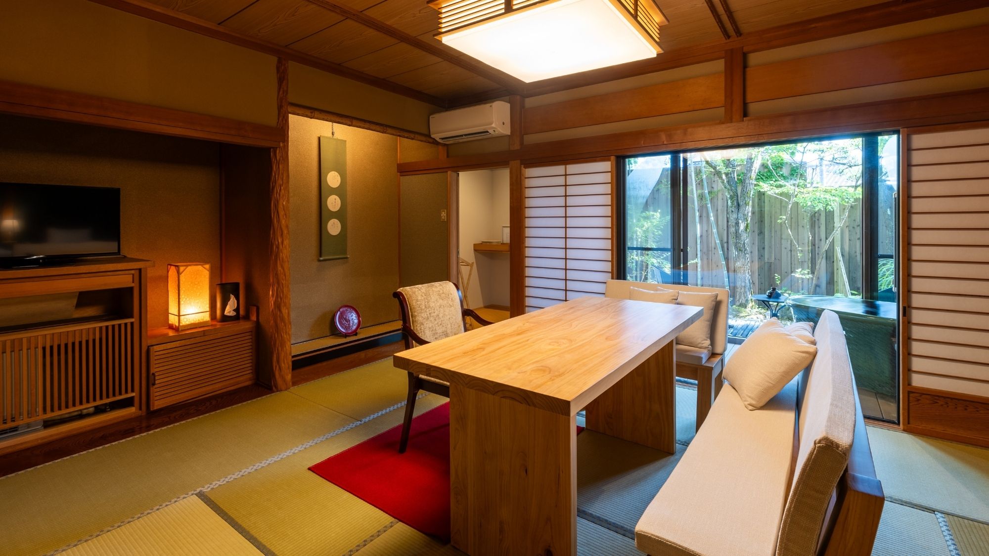 寛ぎの間「橘（たちばな）」10畳＋9畳あり、ゆったりとお過ごしいただけます。源泉かけ流し半露天風呂付