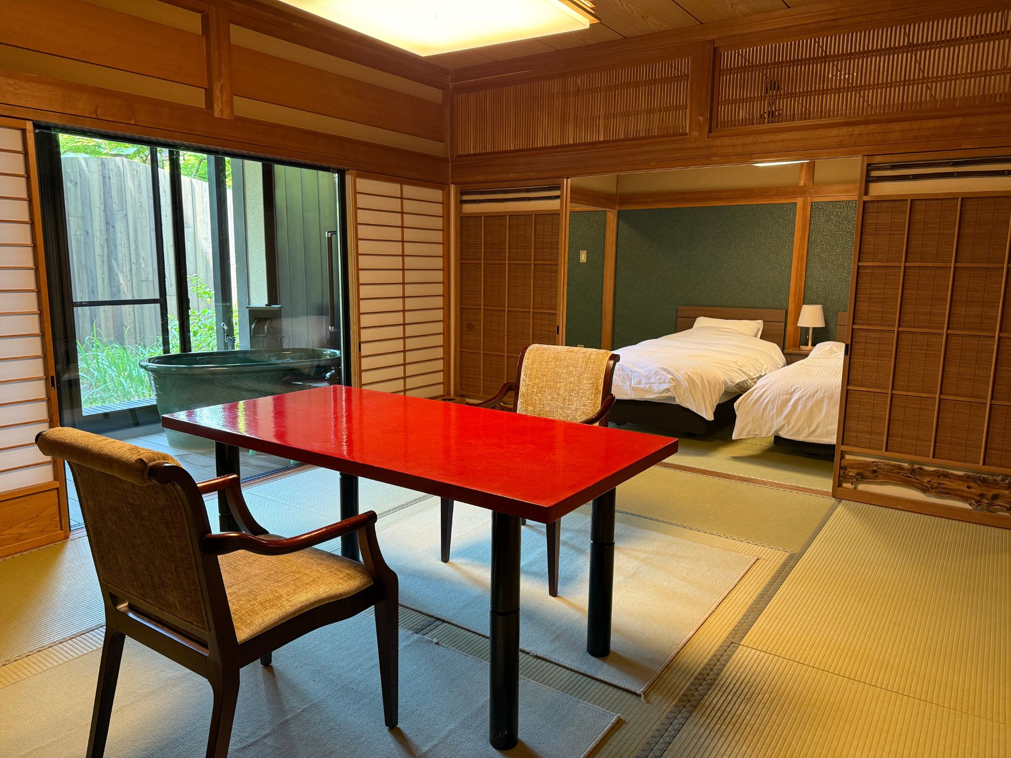 寛ぎの間「橘（たちばな）」10畳＋9畳あり、ゆったりとお過ごしいただけます。