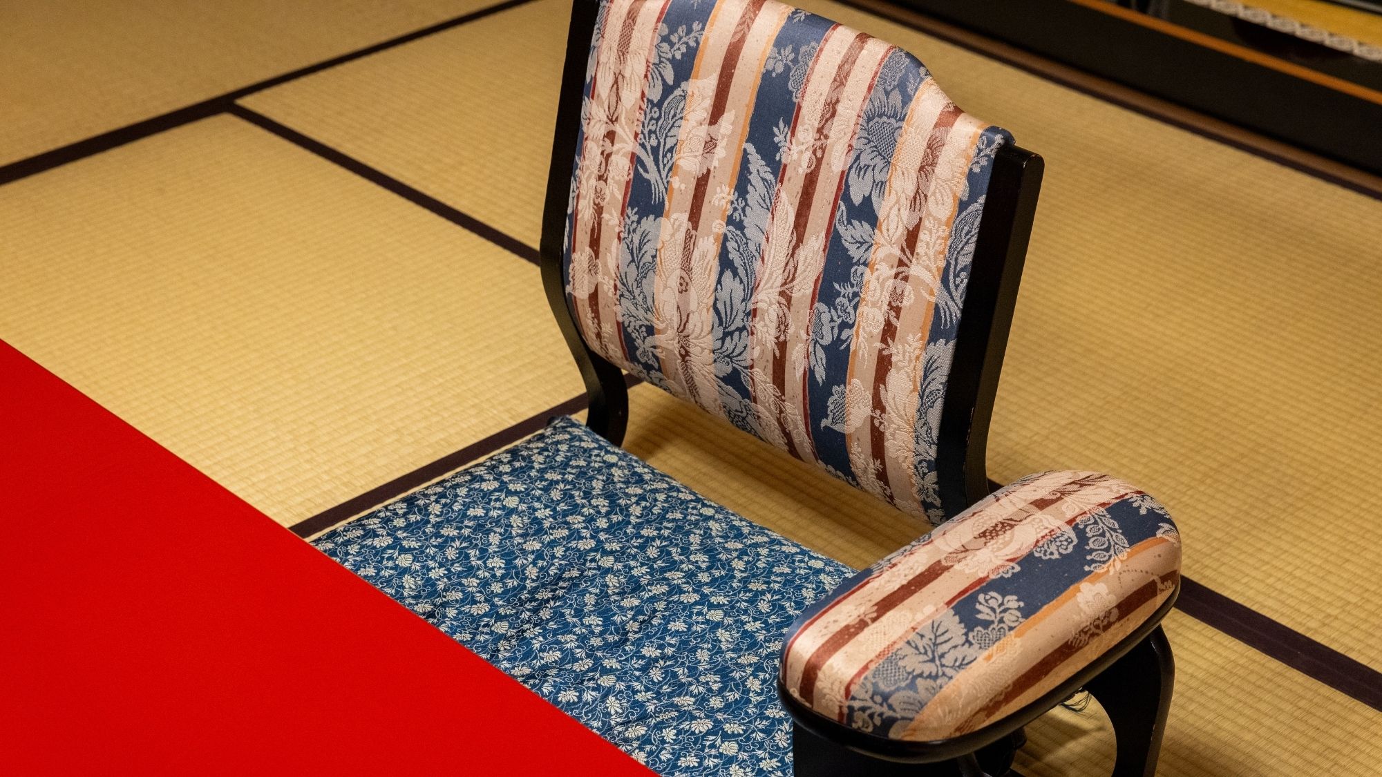 対局の間：特別室「常磐」源泉かけ流し内風呂・露天風呂がついております。