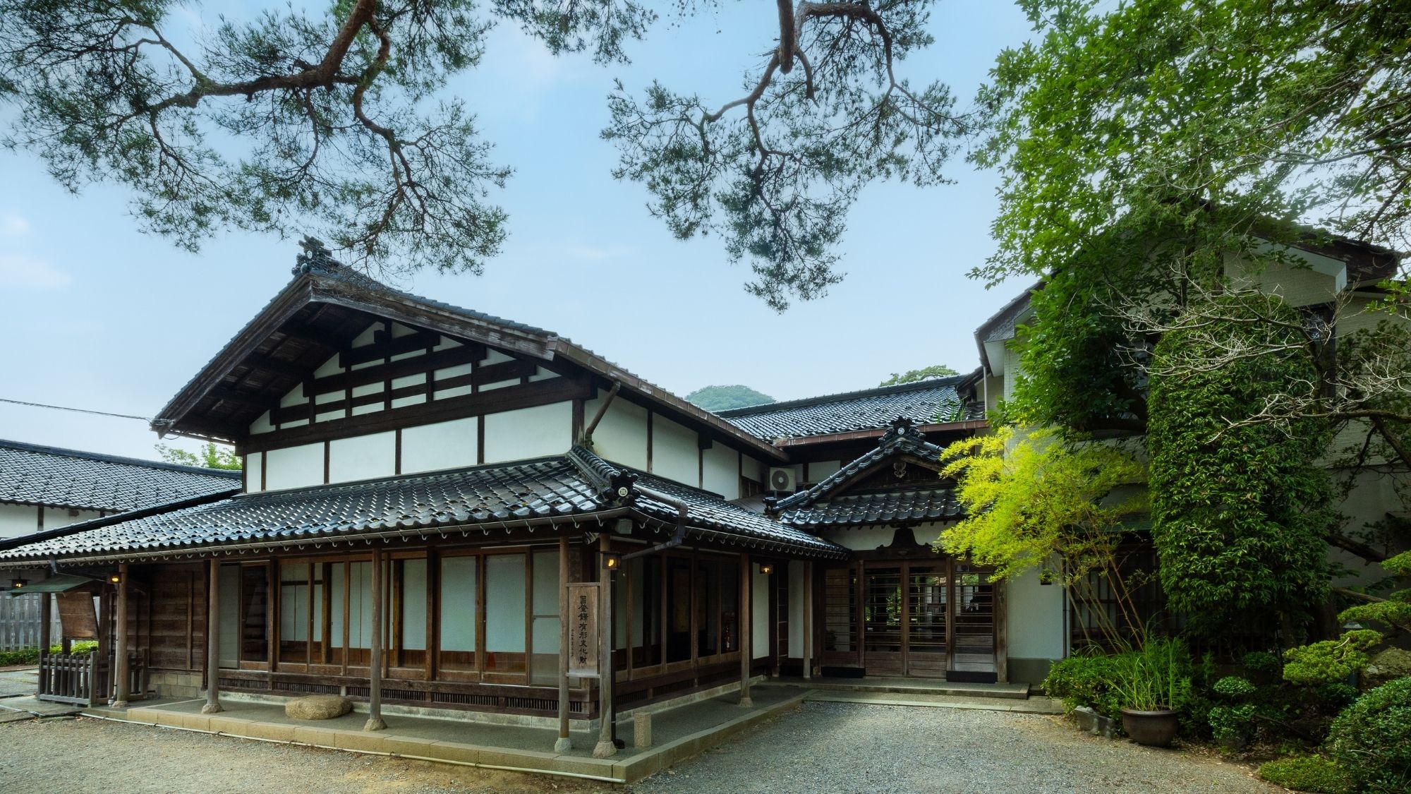 *【外観】当館は国の登録有形文化財に登録されております。