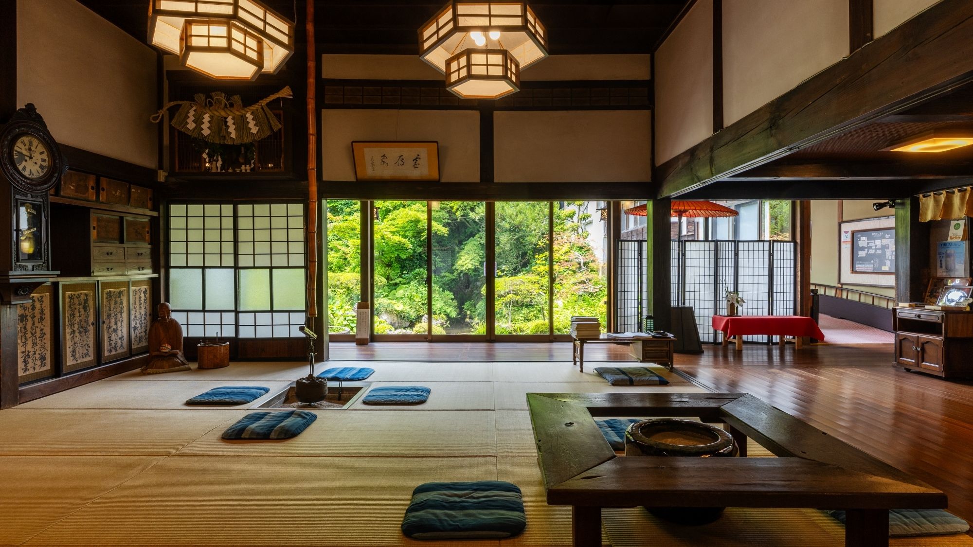 「よろぶちの間」江戸時代から280年もの時を刻み続ける、囲炉裏を構えたロビーは、まさに【非日常】です