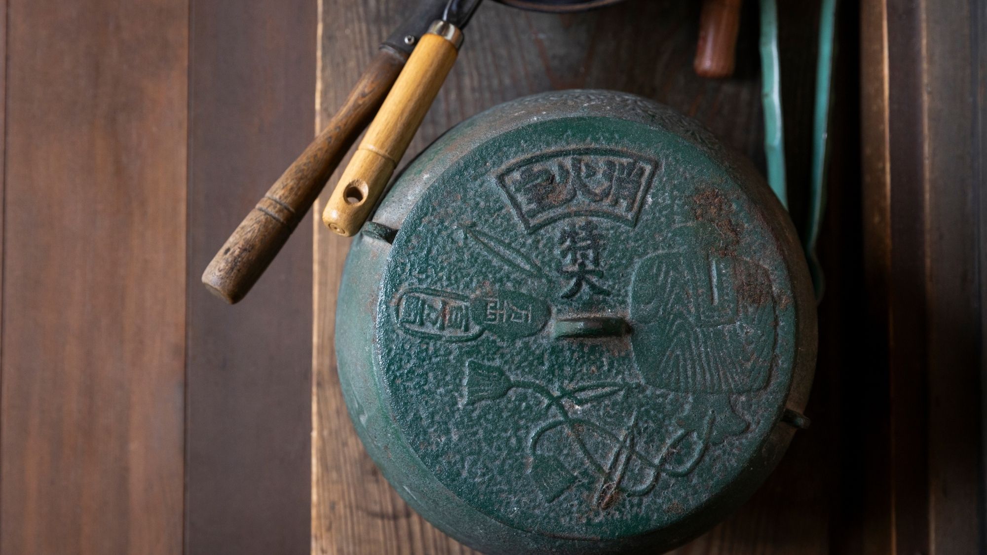 江戸時代から280年もの時を刻み続ける、囲炉裏を構えたロビーは、まさに【非日常】です。