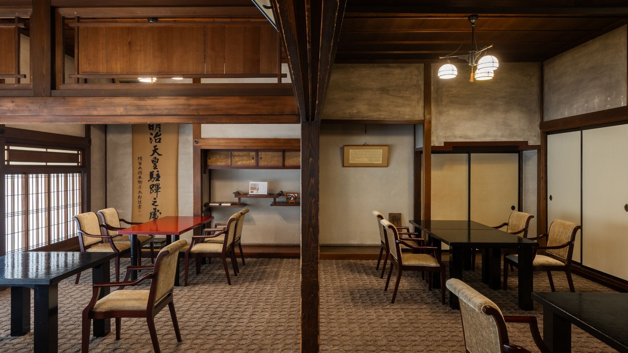 明治時代の「北陸巡幸」の際、御小休に使用された歴史のあるお部屋。ロビーに繋がっています。