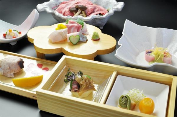 日頃の疲れを癒やす温泉と料理