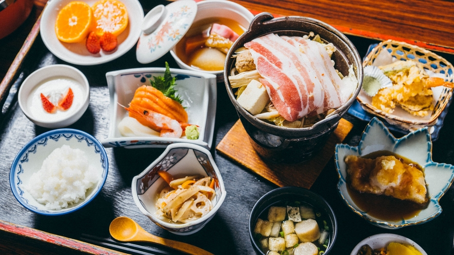 【夕食一例】地元産の高原野菜や山菜を使ったお食事が好評です。