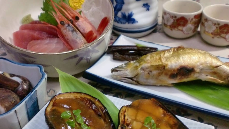 *【食事/夕食一例】ボリューム満点の夕食は肉・魚・野菜とバランスのとれた料理をお召し上がりください。