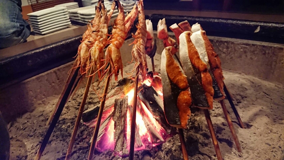 冬は寒ブリ！　びっくりの分厚さ♪　囲炉裏端に座って全品焼き立てあっつアツ