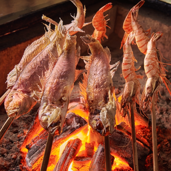 焼き魚は鯛、メバルかアジの田楽　仕入れ次第〜囲炉裏端に座って全品焼き立てあっつアツ