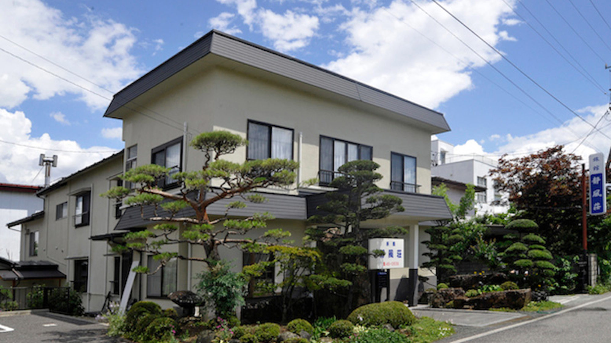 ・旅館正面　常念岳が望めるせせらぎの宿