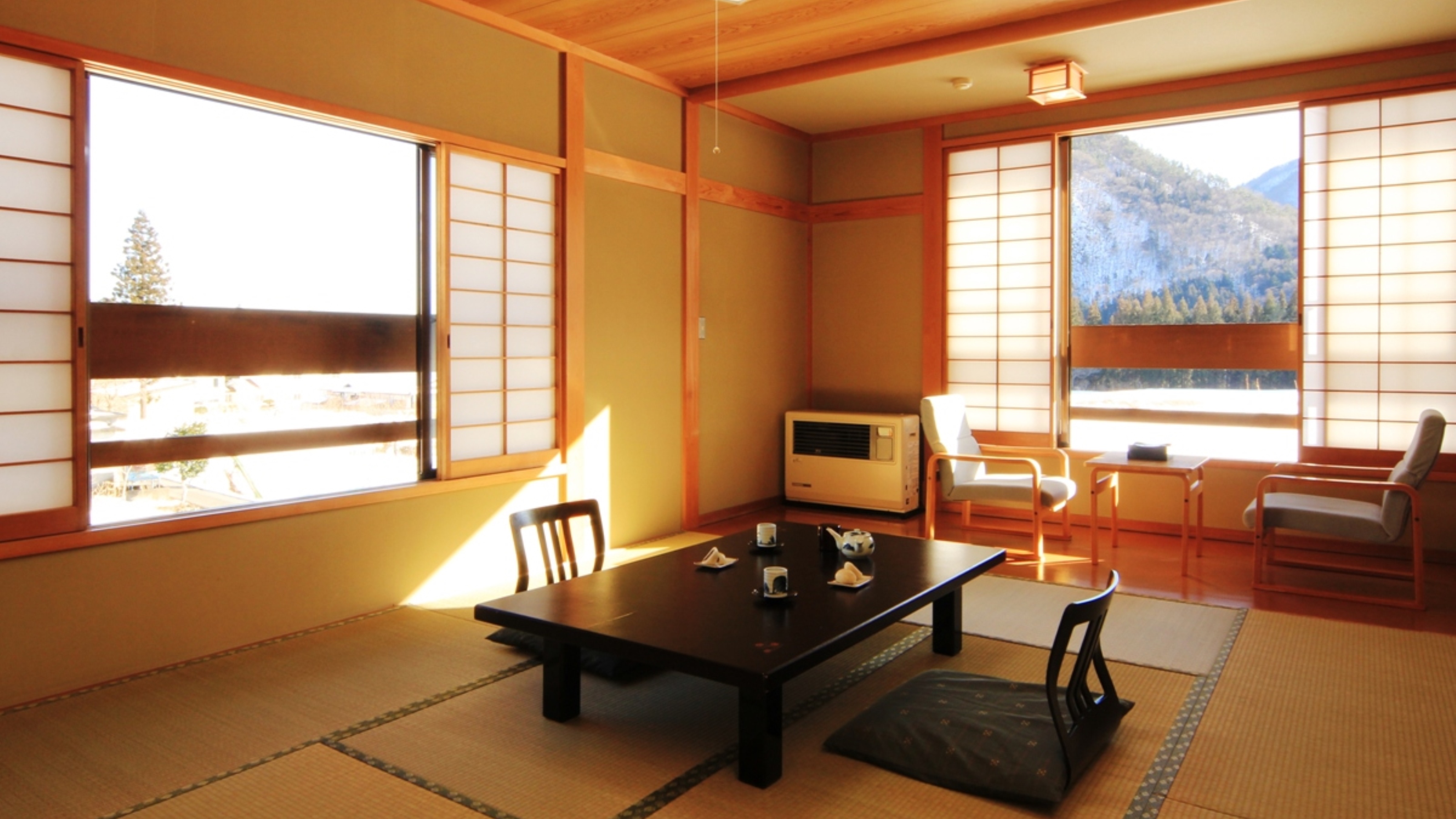 客室　南からの明るい陽光が、くつろぎを与えてくれます。猿ヶ京の山並みが見渡せる、和の風情あふれる空間