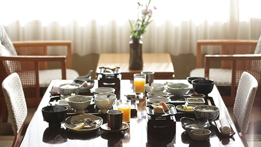 *朝食一例／地元で評判の干物や人気のもずく粥など種類豊富にご用意いたします。