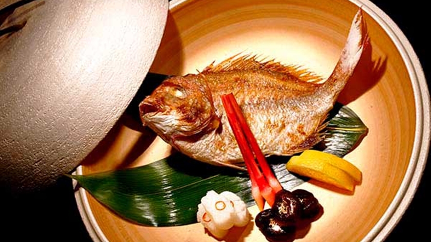 *夕食・追加一品料理／天然の真鯛を使ったお祝鯛。お祝いの会食に華を添えます。