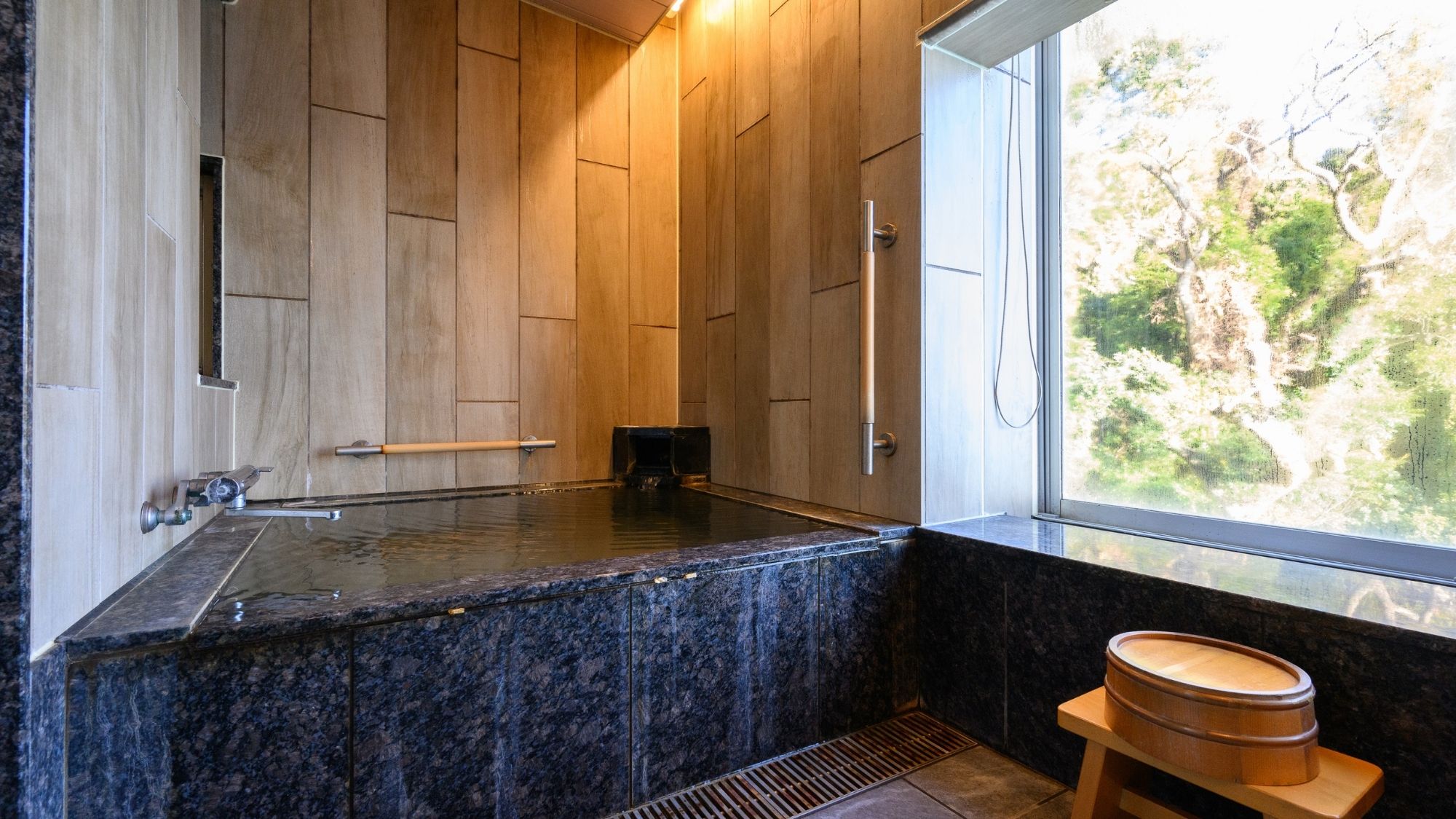 温泉内風呂付特別室｜和室12畳＋6畳＋内風呂