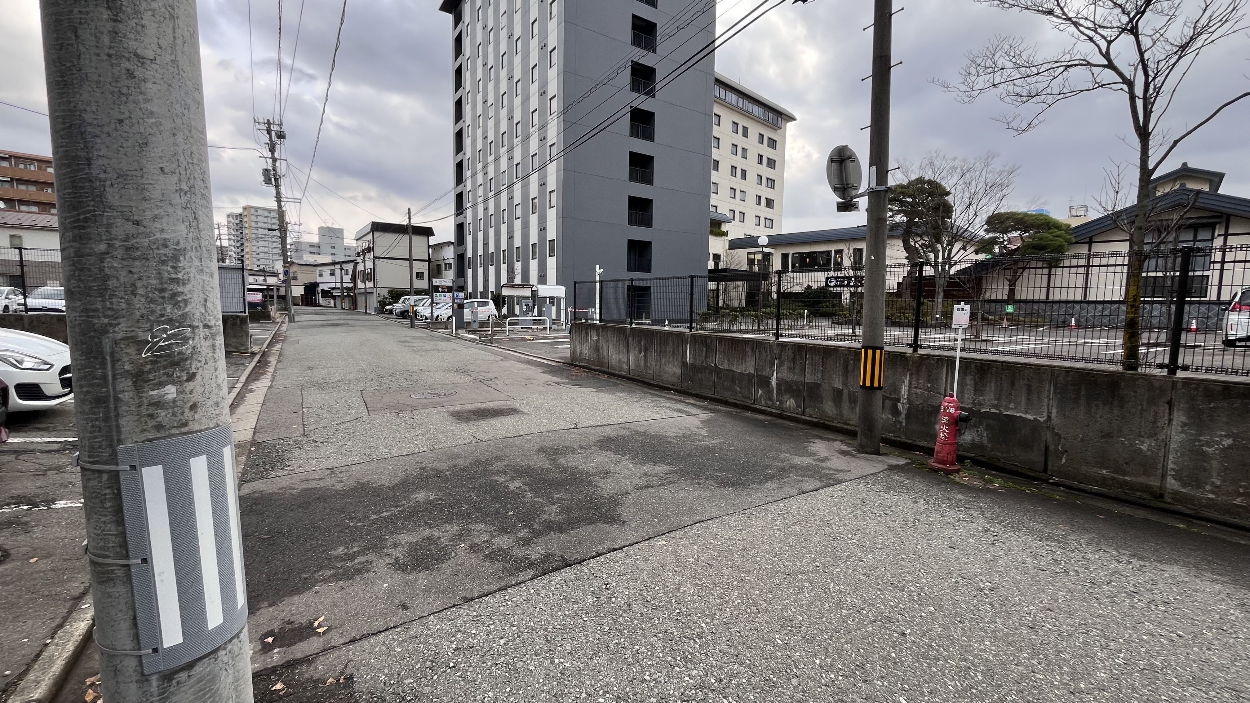 当館の駐車場の東館側入り口写真③