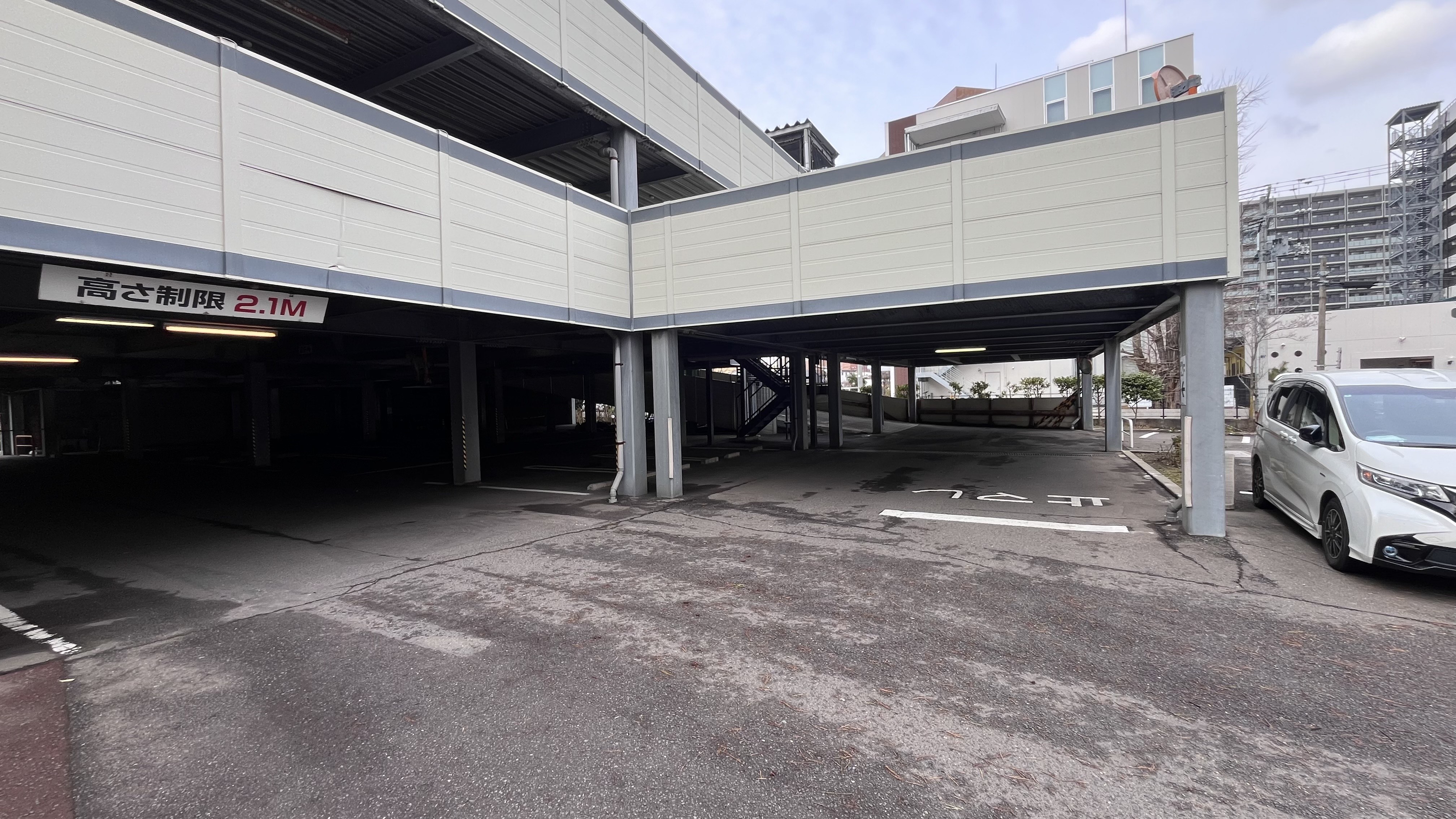 立体駐車場の2階へ続くスロープ入口