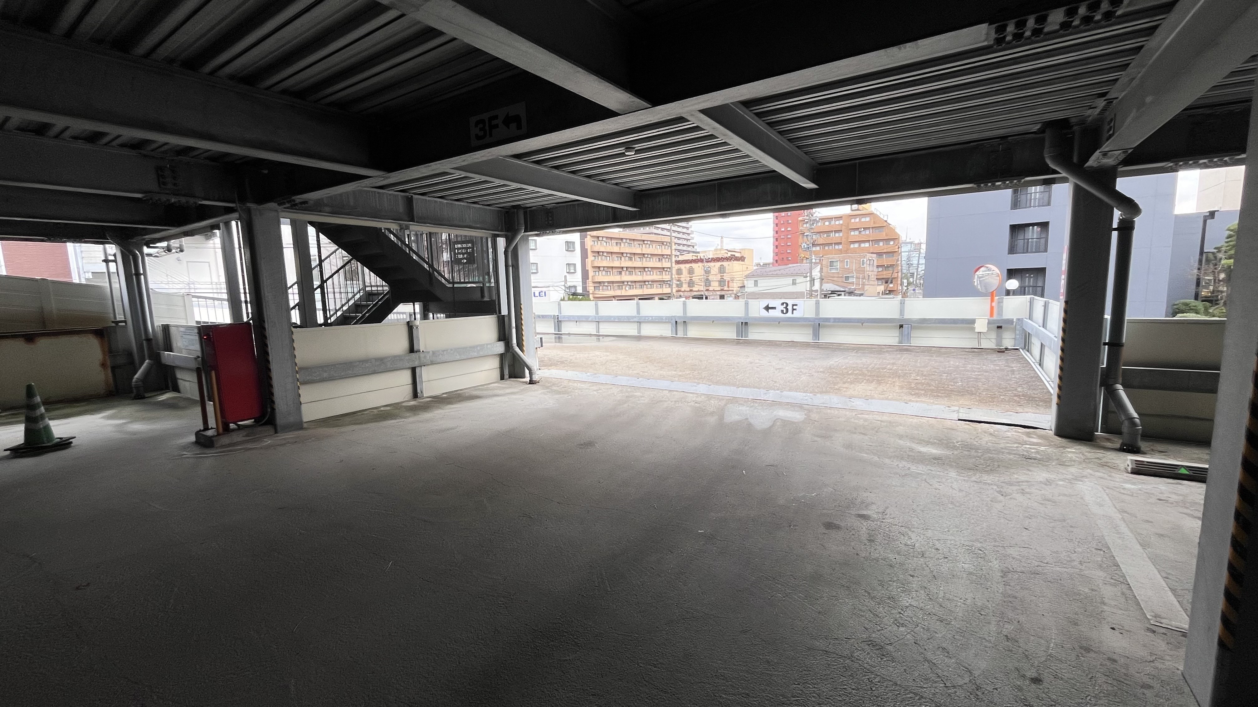 立体駐車場の3階へ続くスロープ