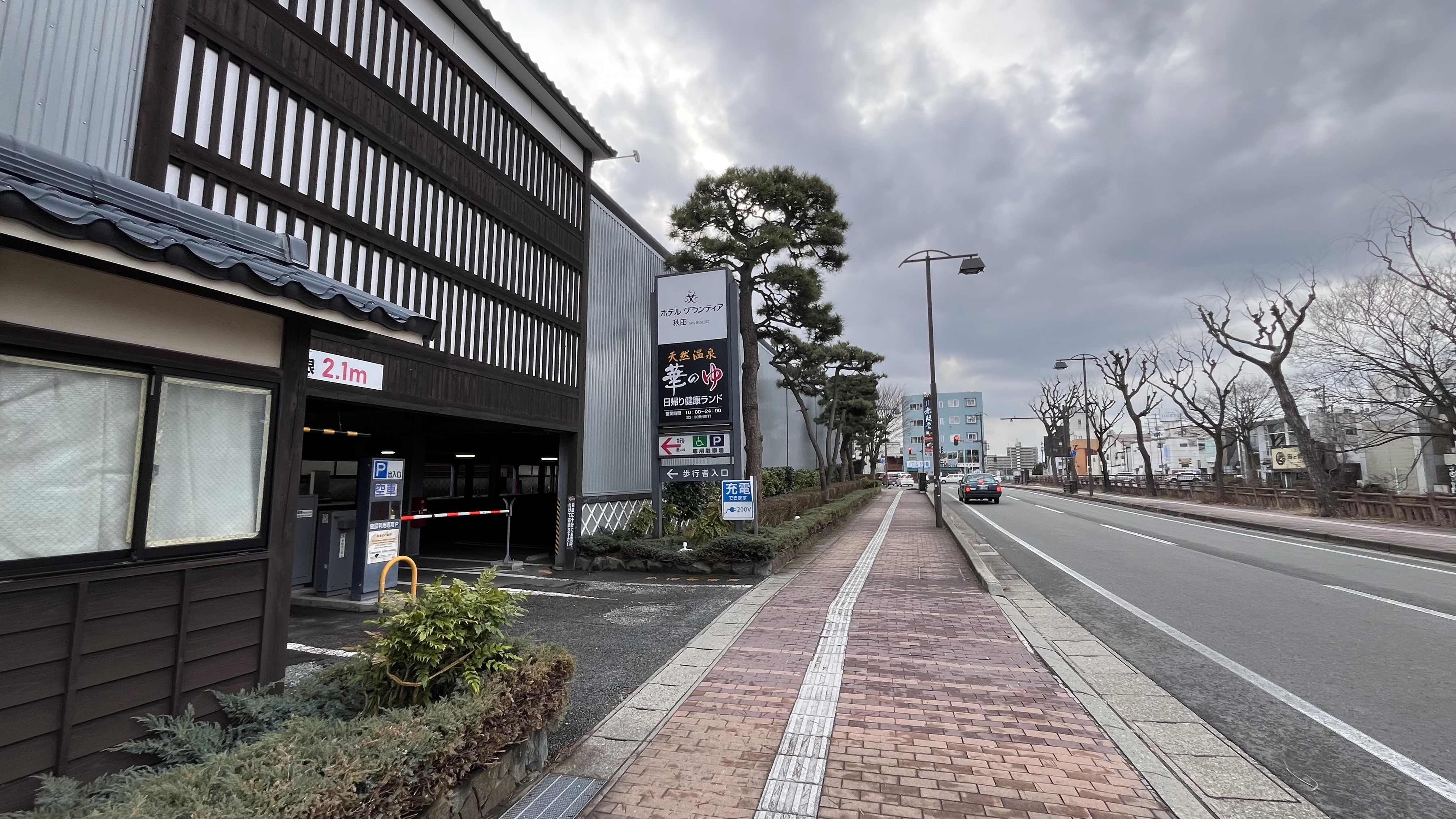 当館の駐車場の正面入り口写真②