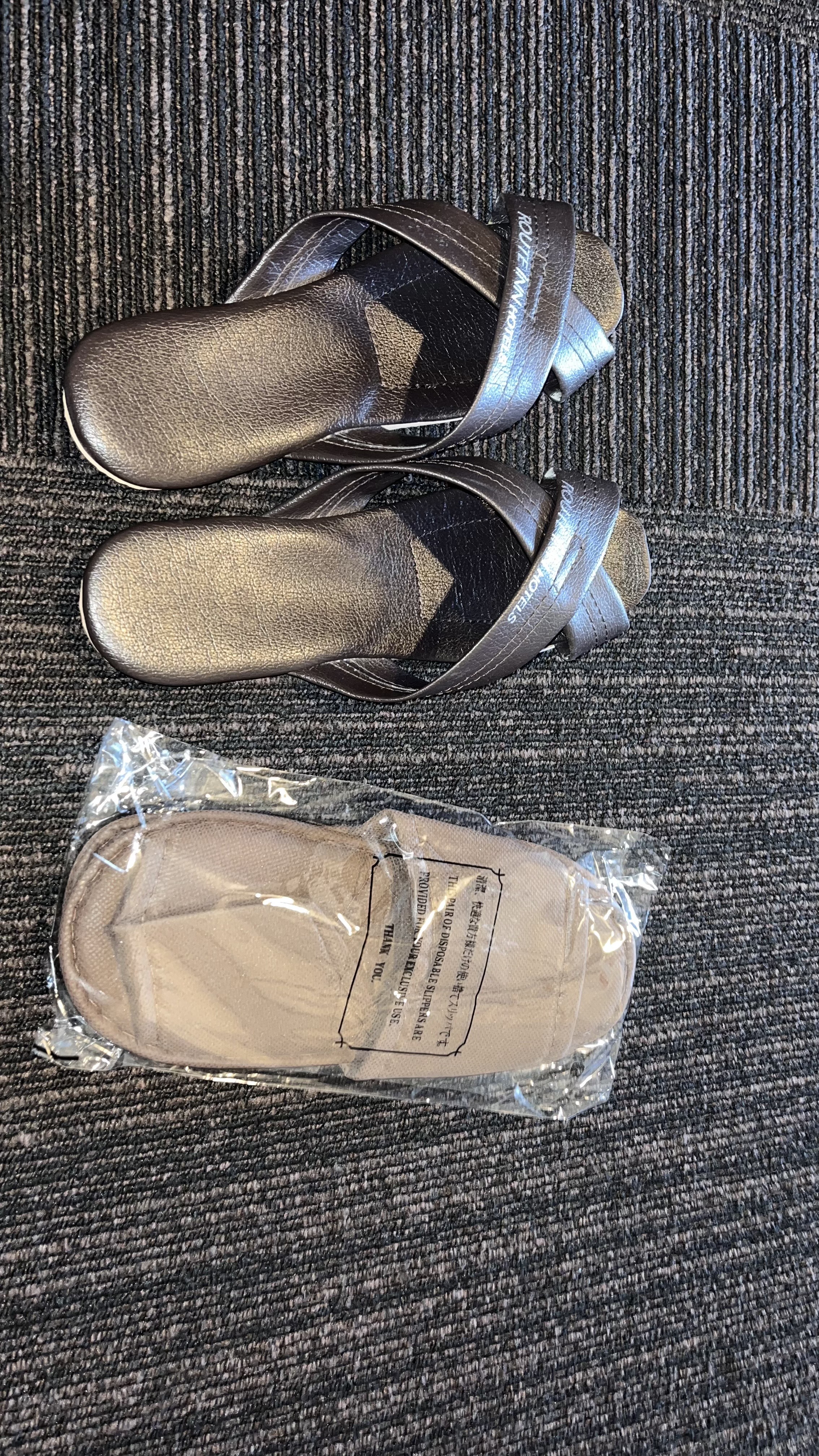 スリッパは2種類ございます。