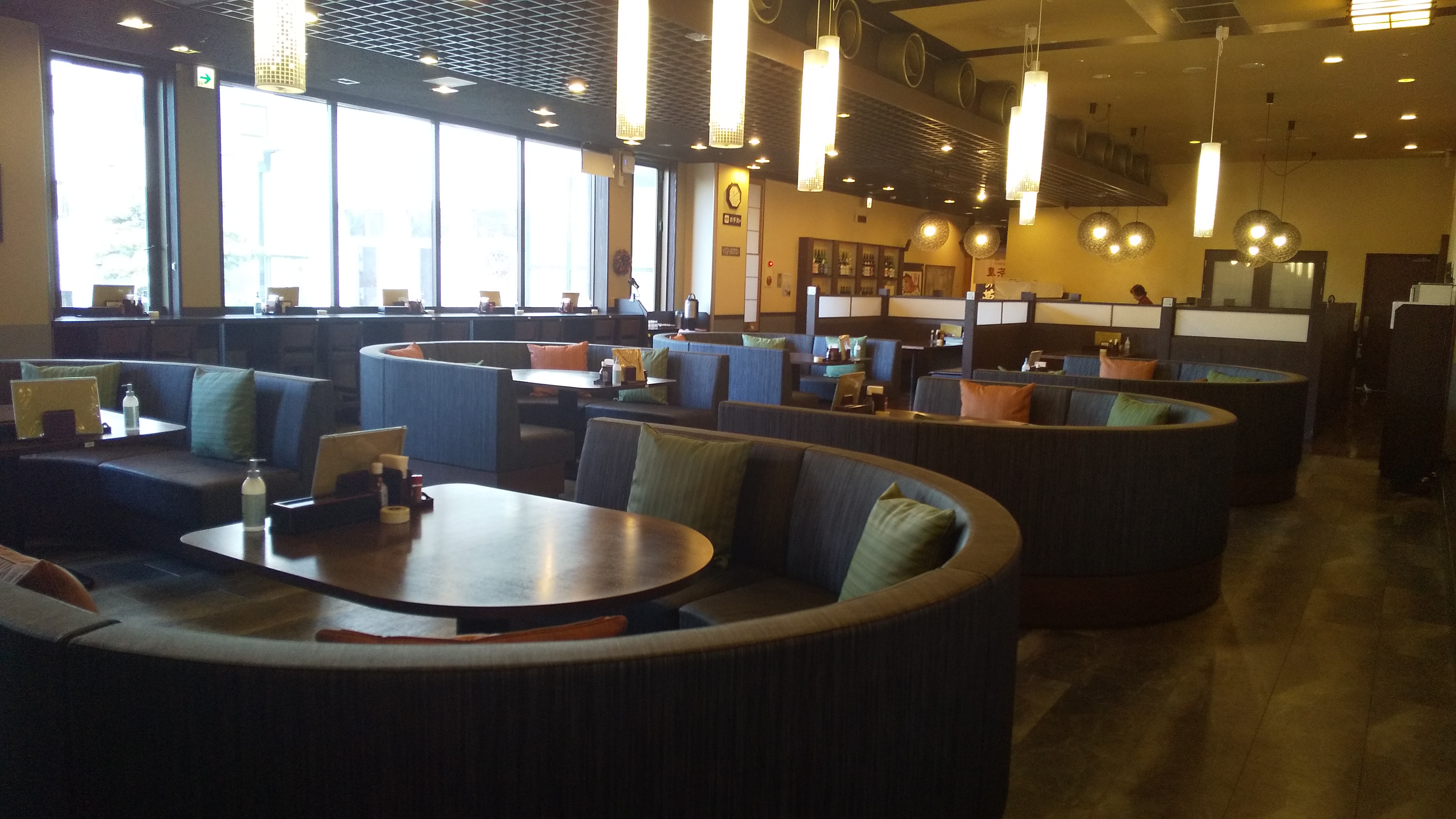 海鮮ダイニングはなの夢「まぐろや」：ソファー席