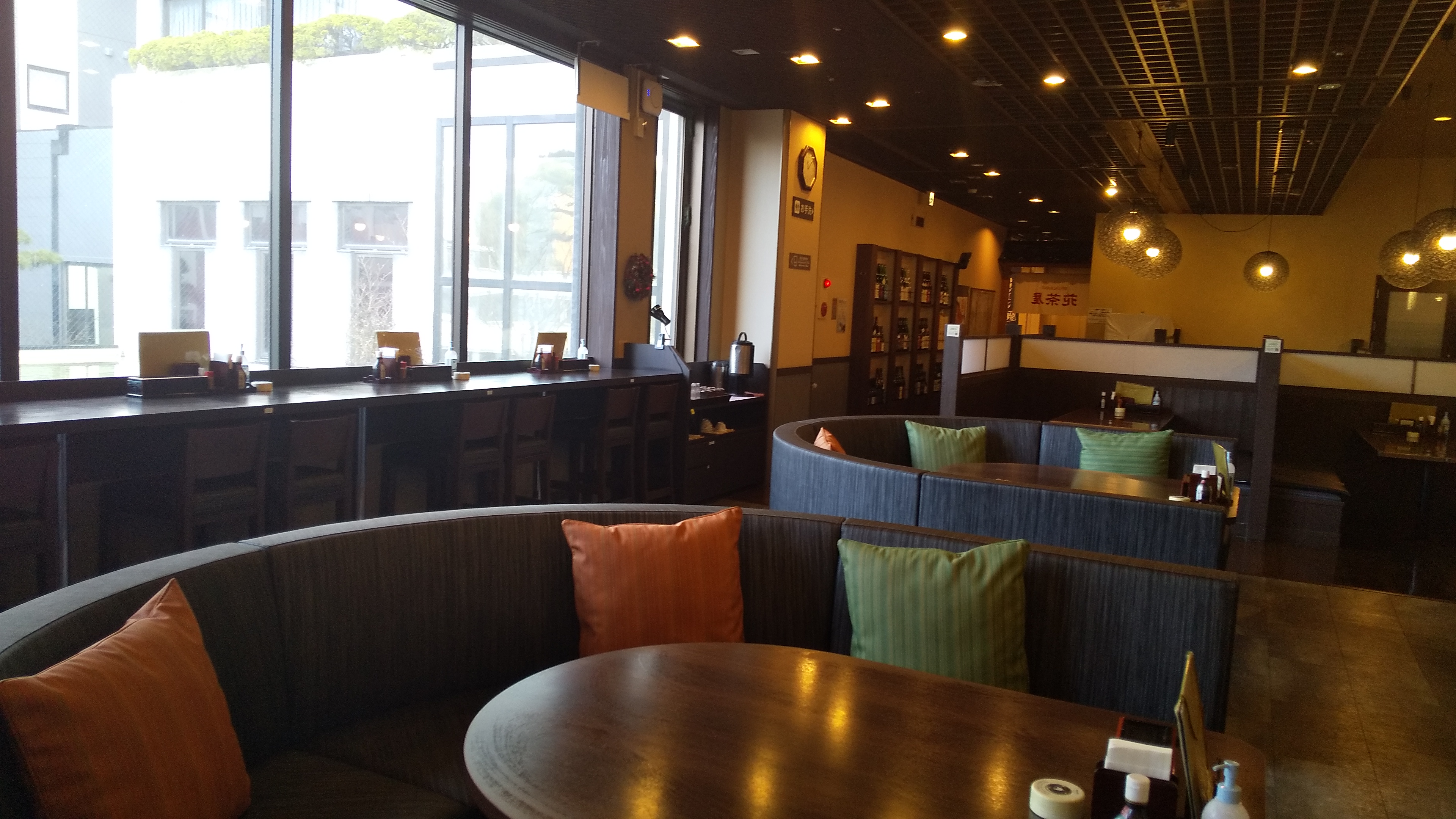 海鮮ダイニングはなの夢「まぐろや」：カウンター席