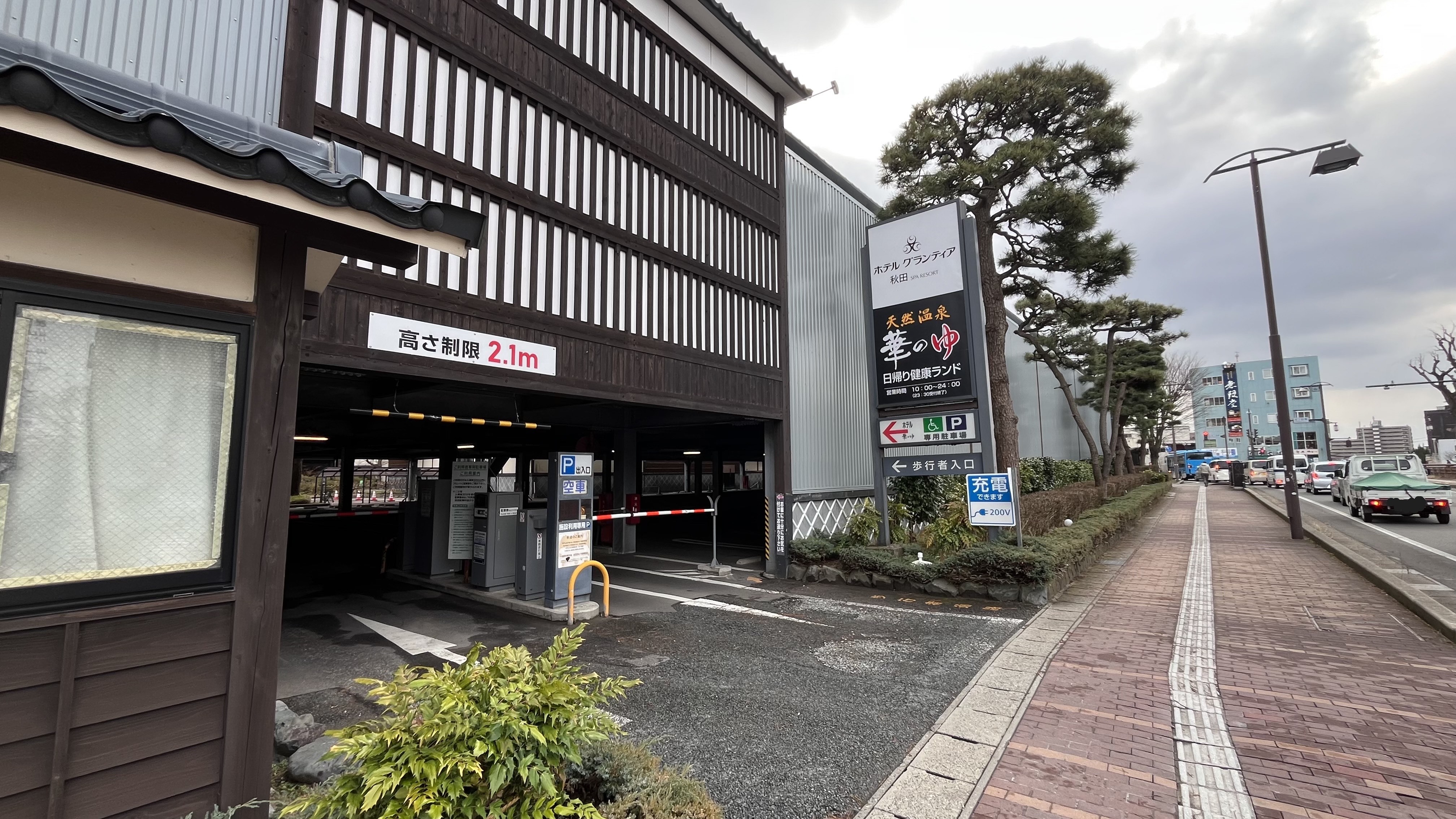 当館の駐車場の正面入り口写真③