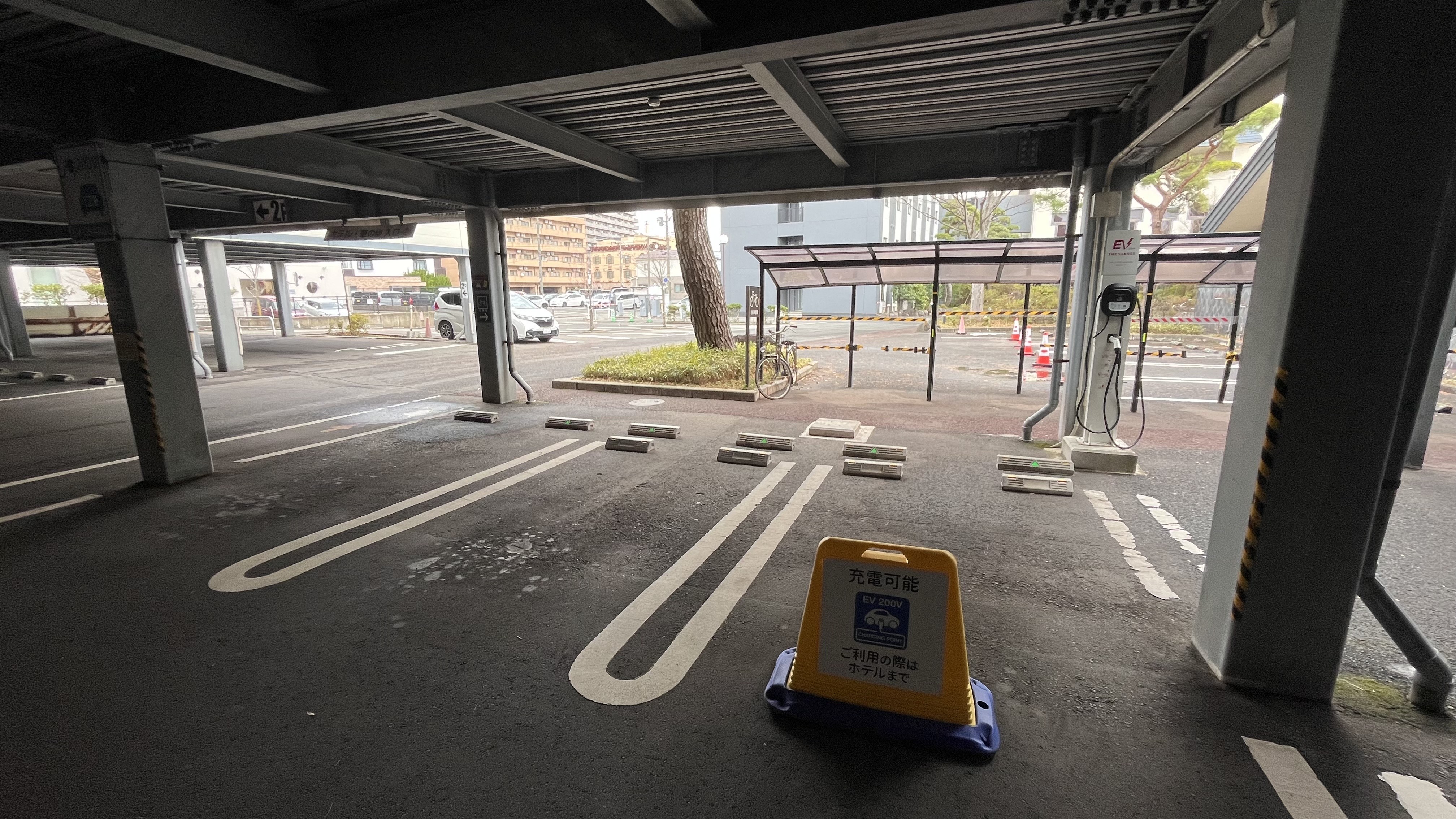 立体駐車場1階の電気自動車用スペース※インターネットで要予約