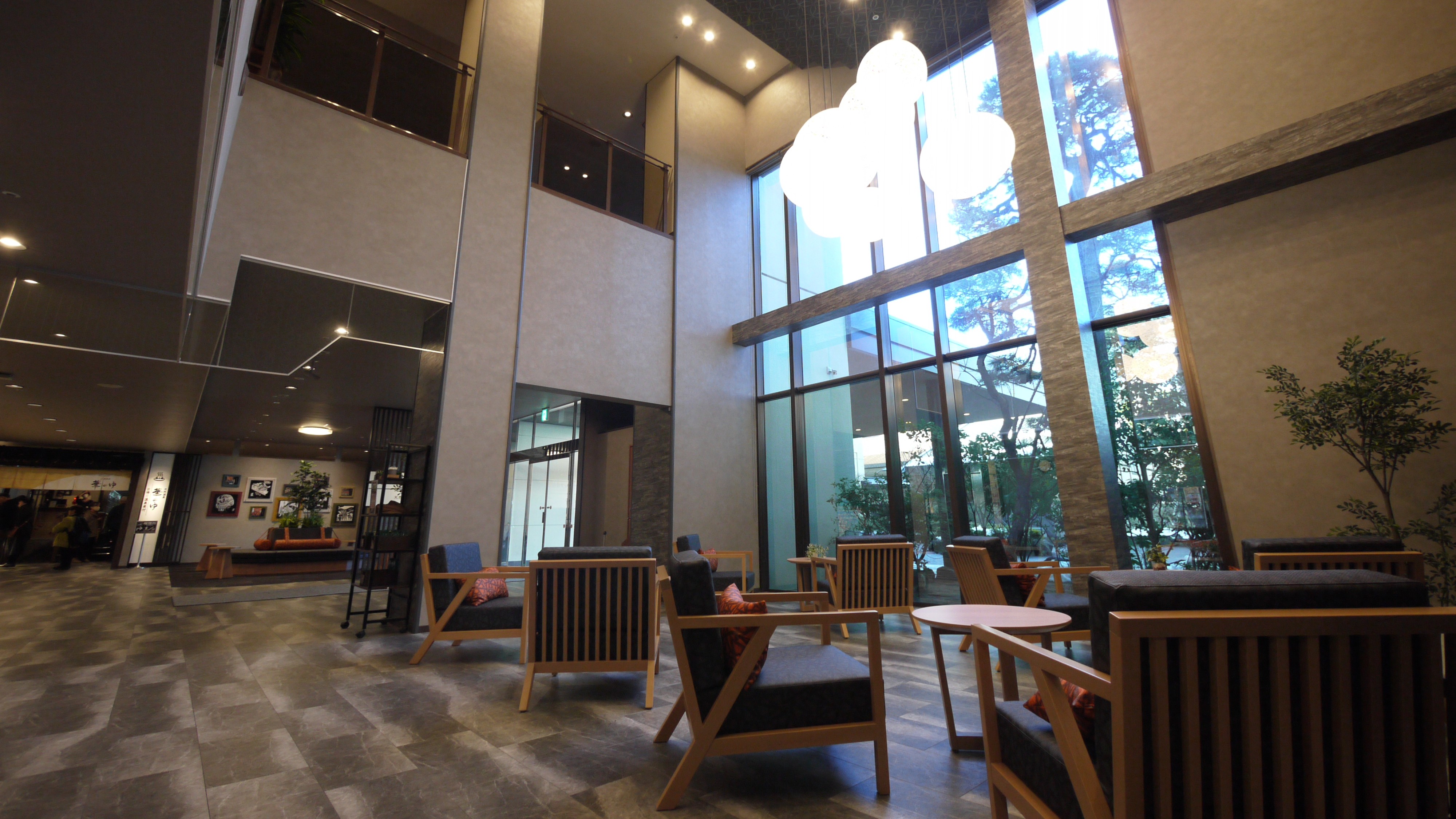 ロビー：東館側