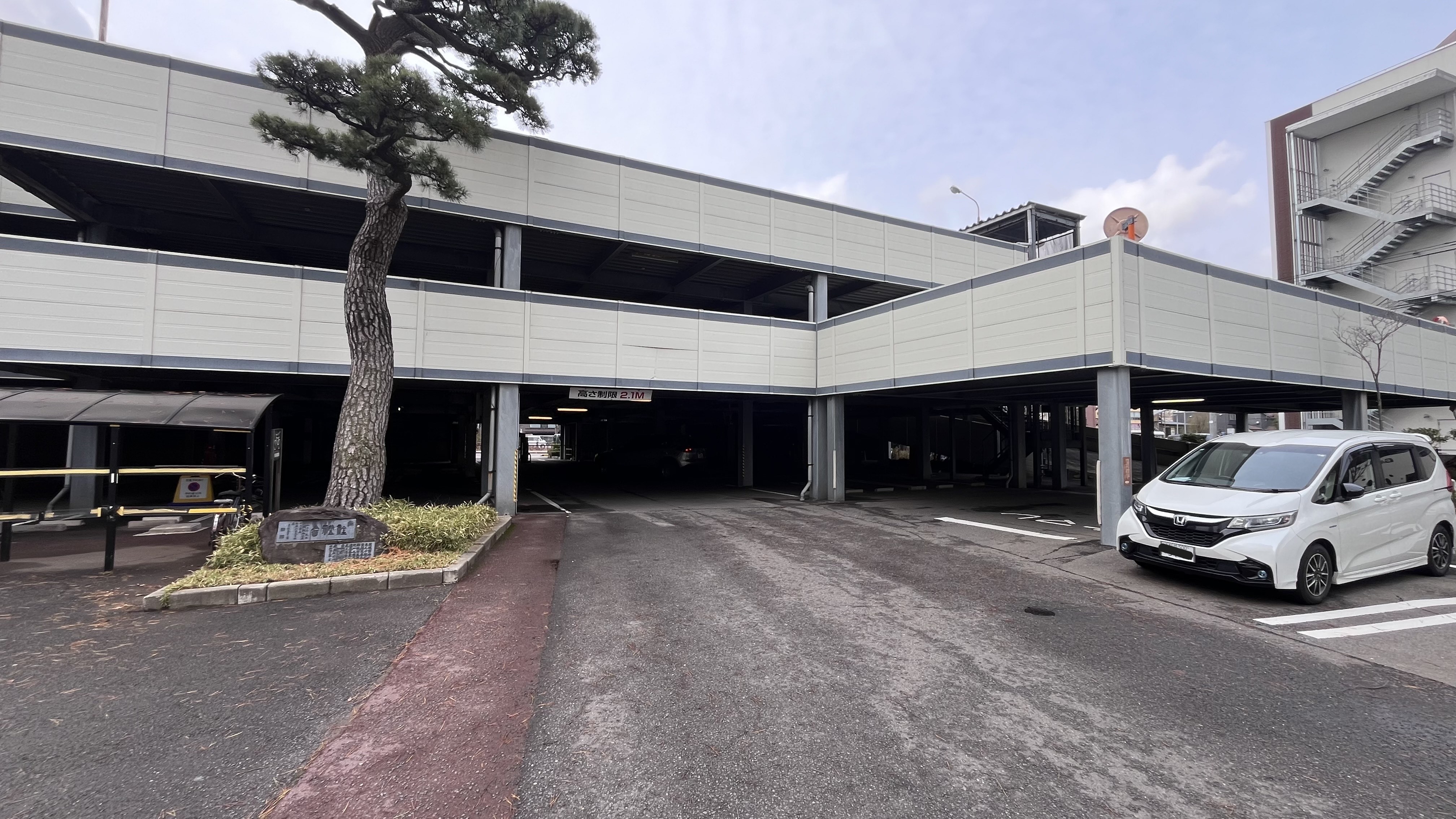 立体駐車場の2階へ続くスロープ前