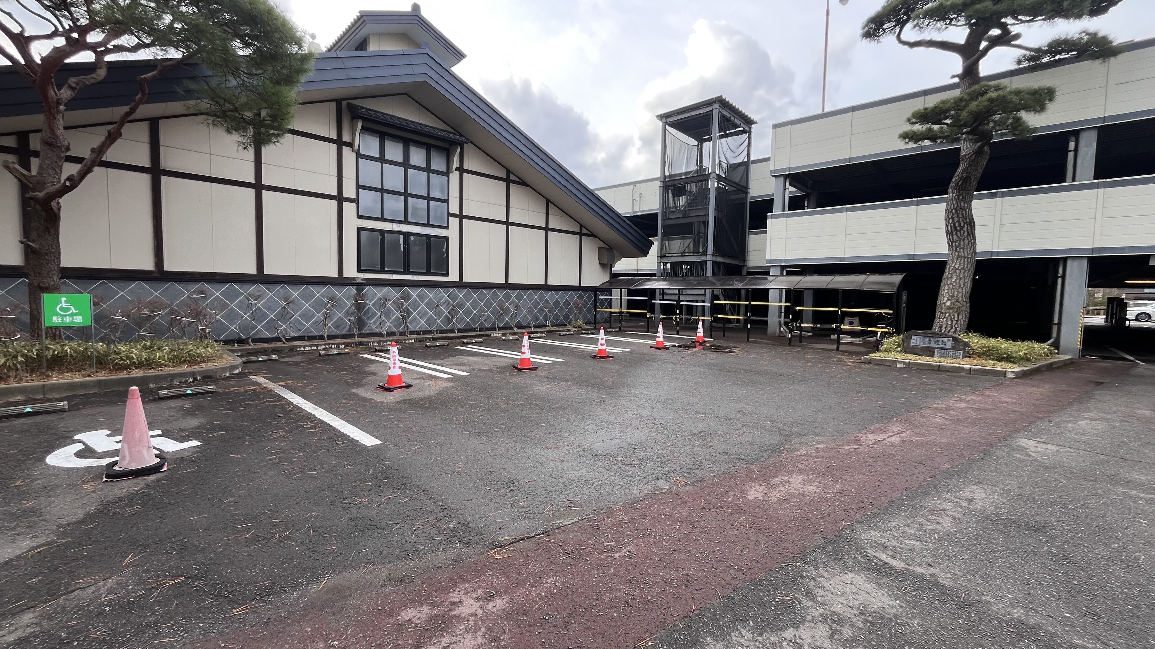 高さ2.1m以上の車用の平面駐車場※電話で要予約