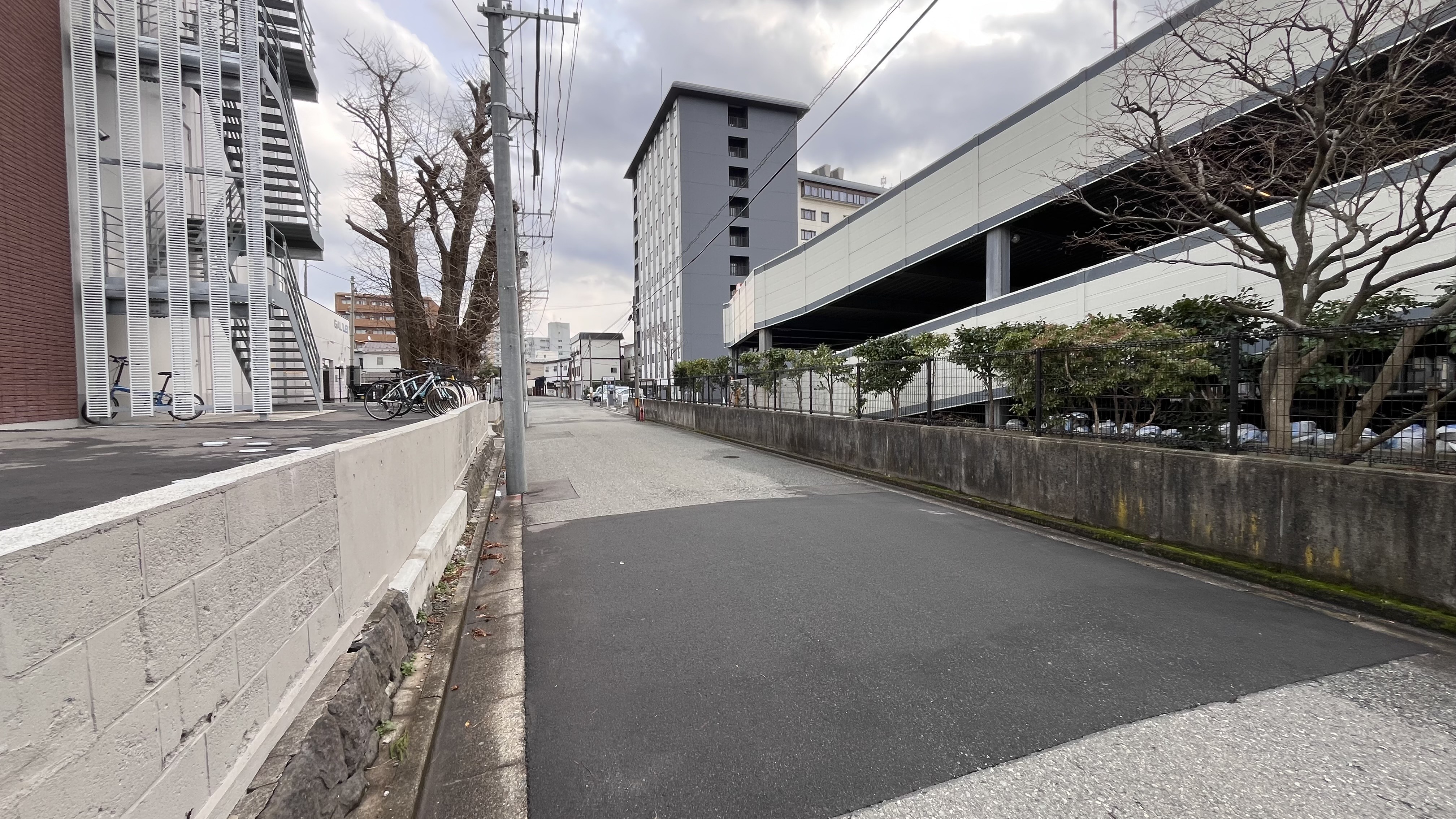 当館の駐車場の東館側入り口写真②