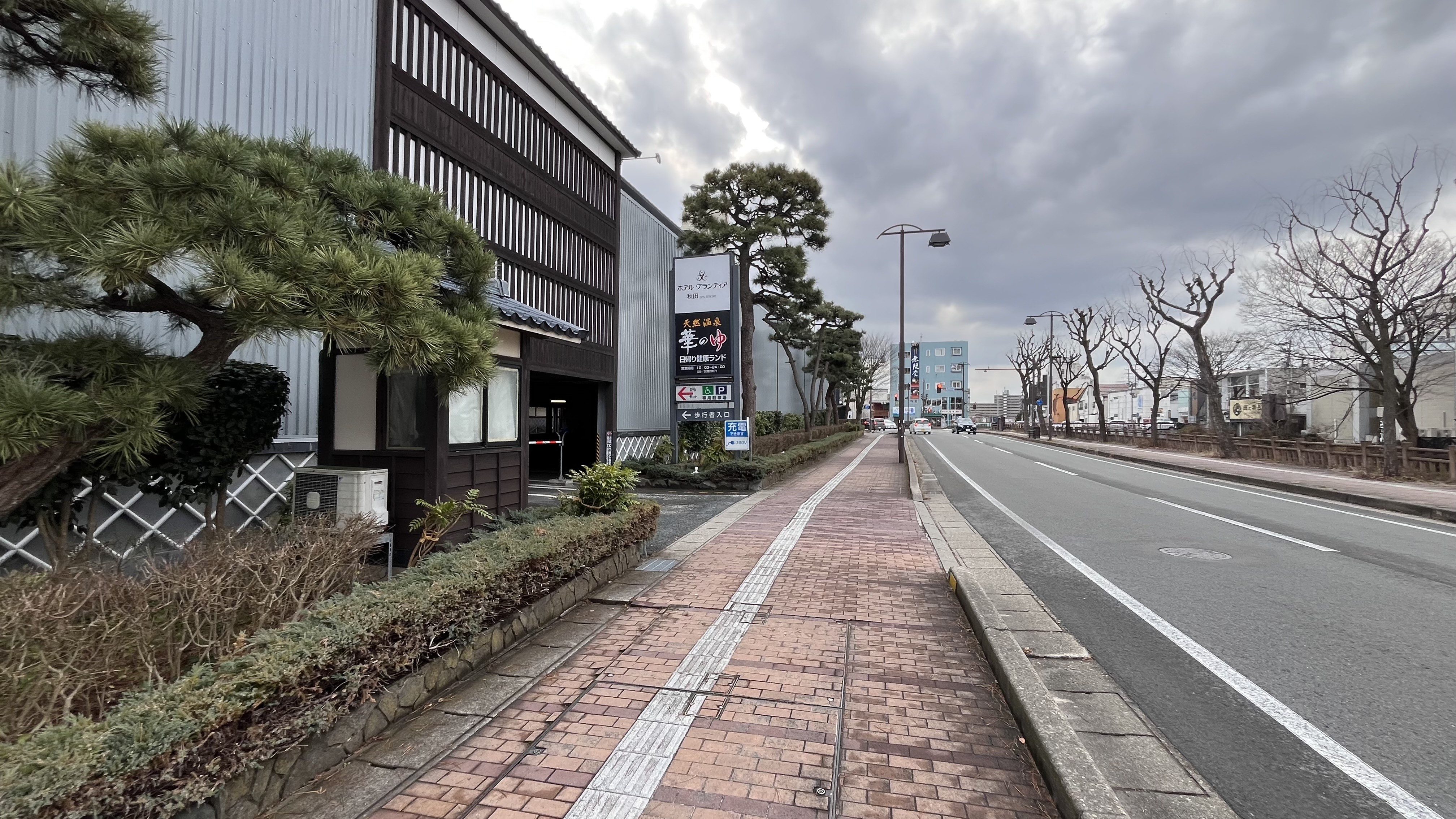 当館の駐車場の正面入り口写真①