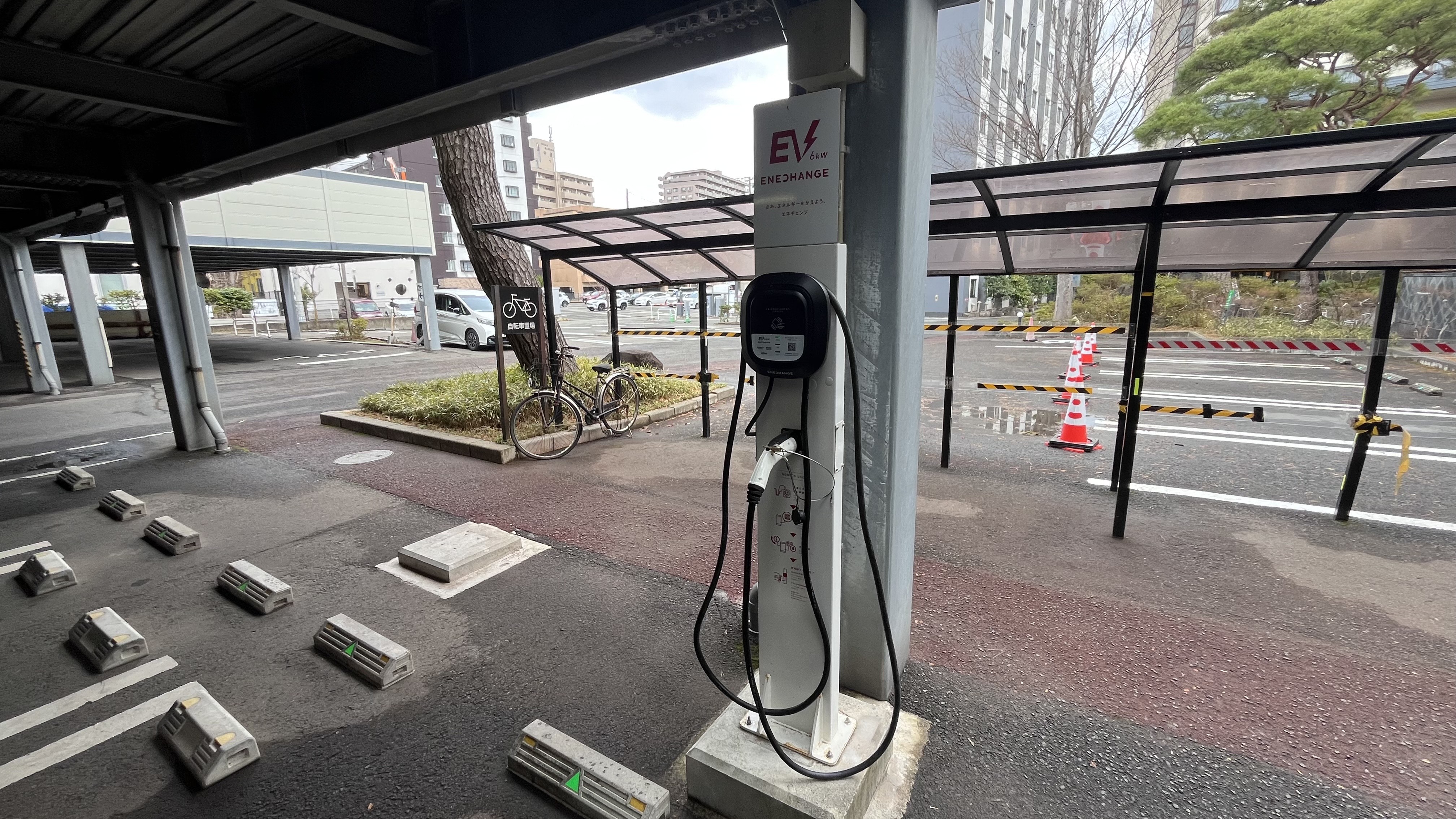 立体駐車場1階の電気自動車用充電スタンド※インターネットで要予約